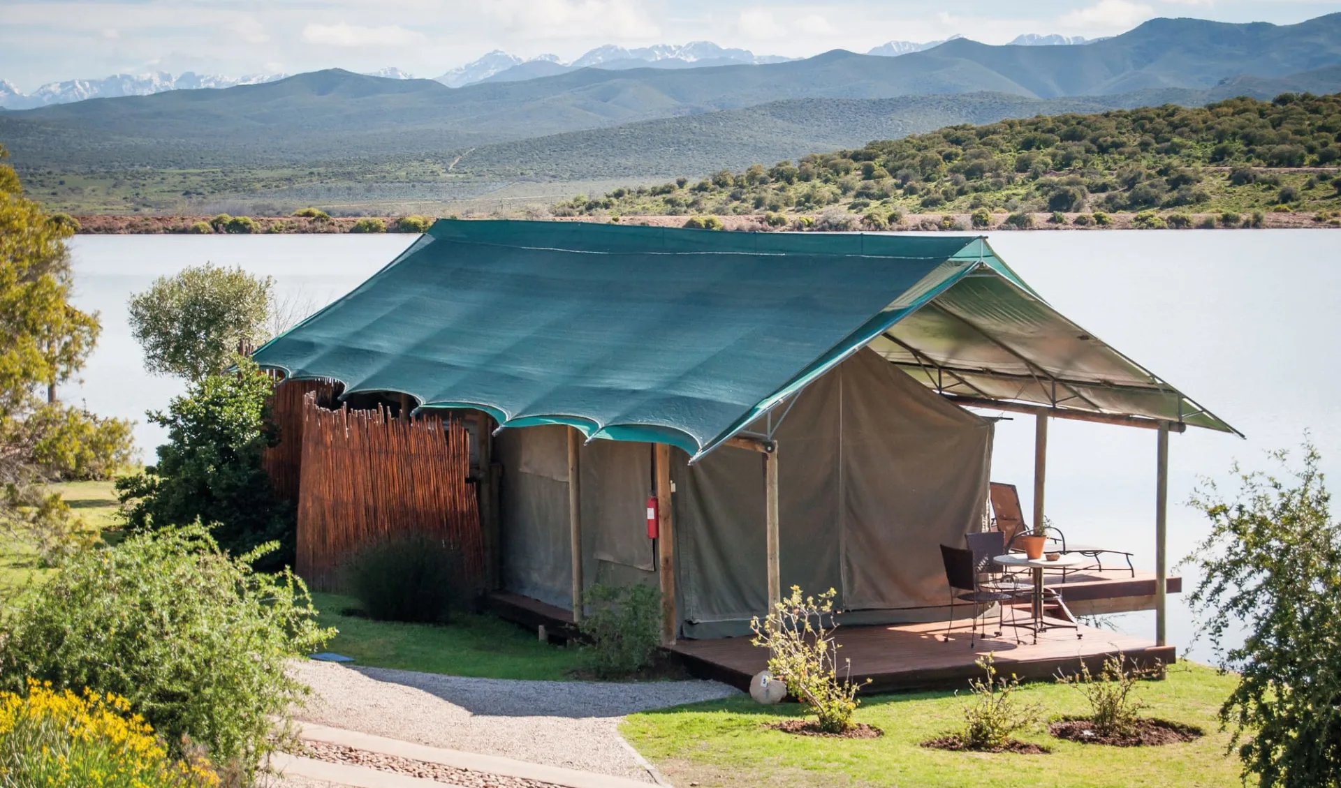 Buffelsdrift Game Lodge in Oudtshoorn: zimmer Buffelsdrift Game Lodge - Chalet am See mit Terrasse