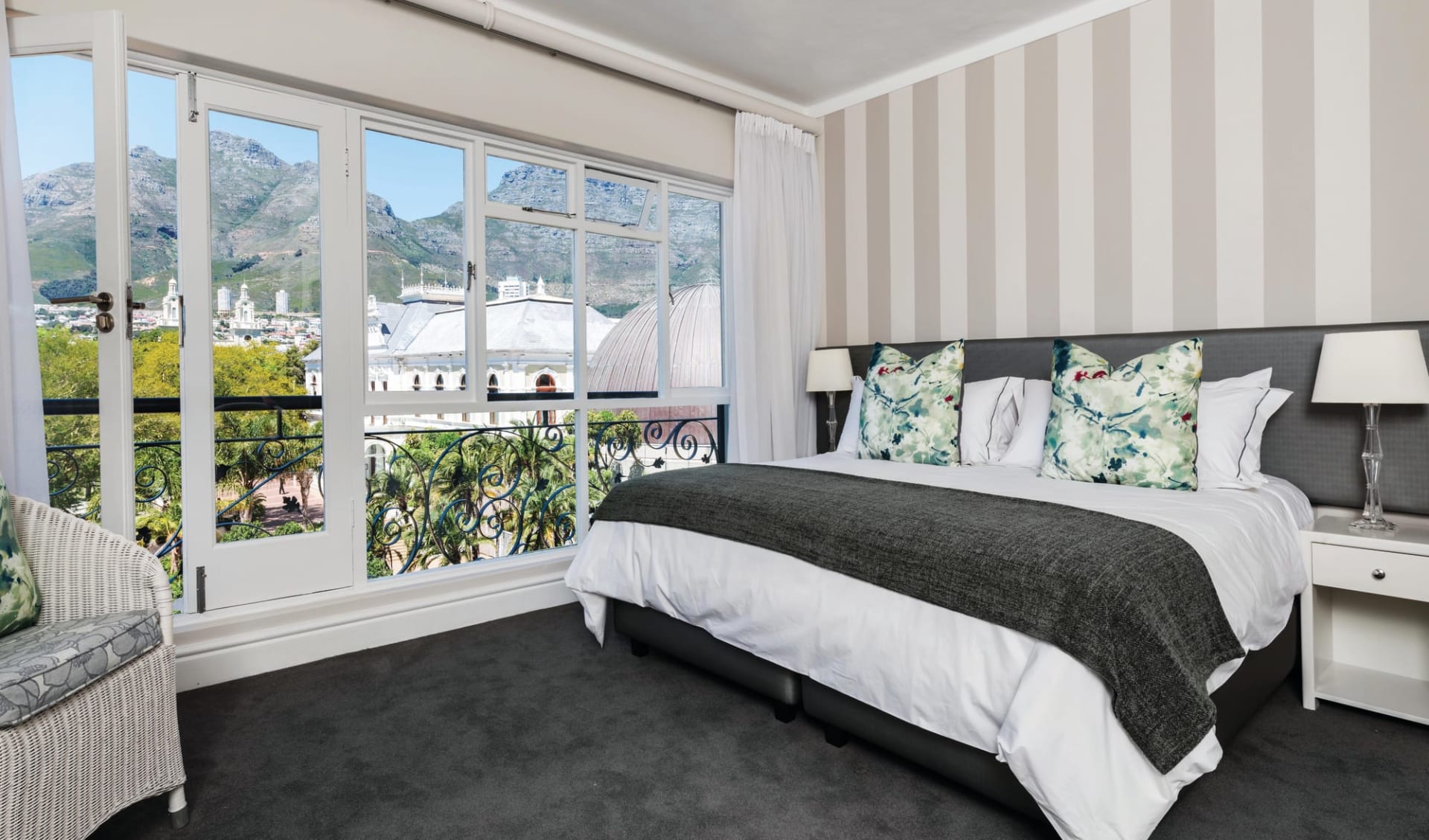 Cape Town Hollow Boutique Hotel in Kapstadt: zimmer Cape Town Hollow - Zimmer mit Bett und Bergblick