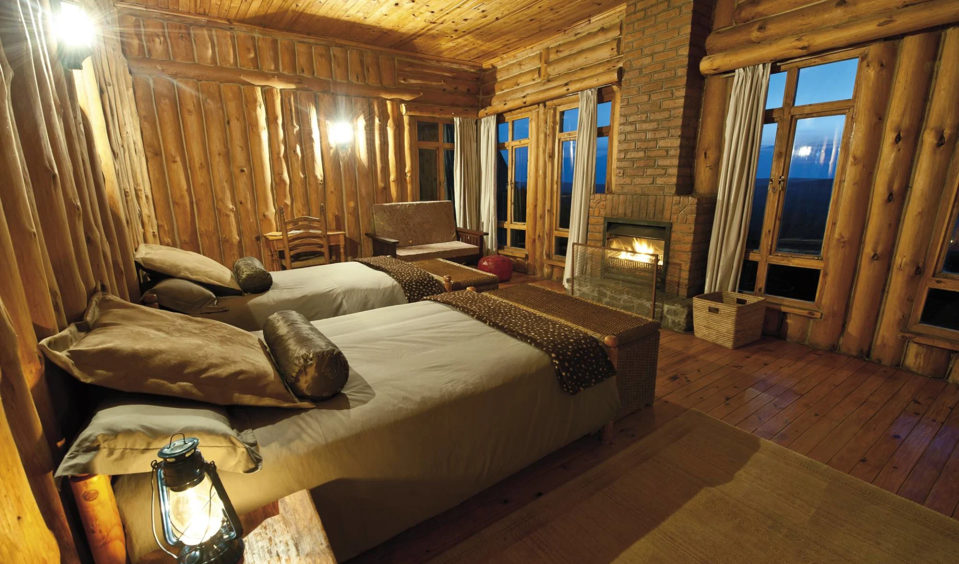 Chelinda Lodge in Nyika: Zimmer Chelinda Lodge dunkles Holzzimmer