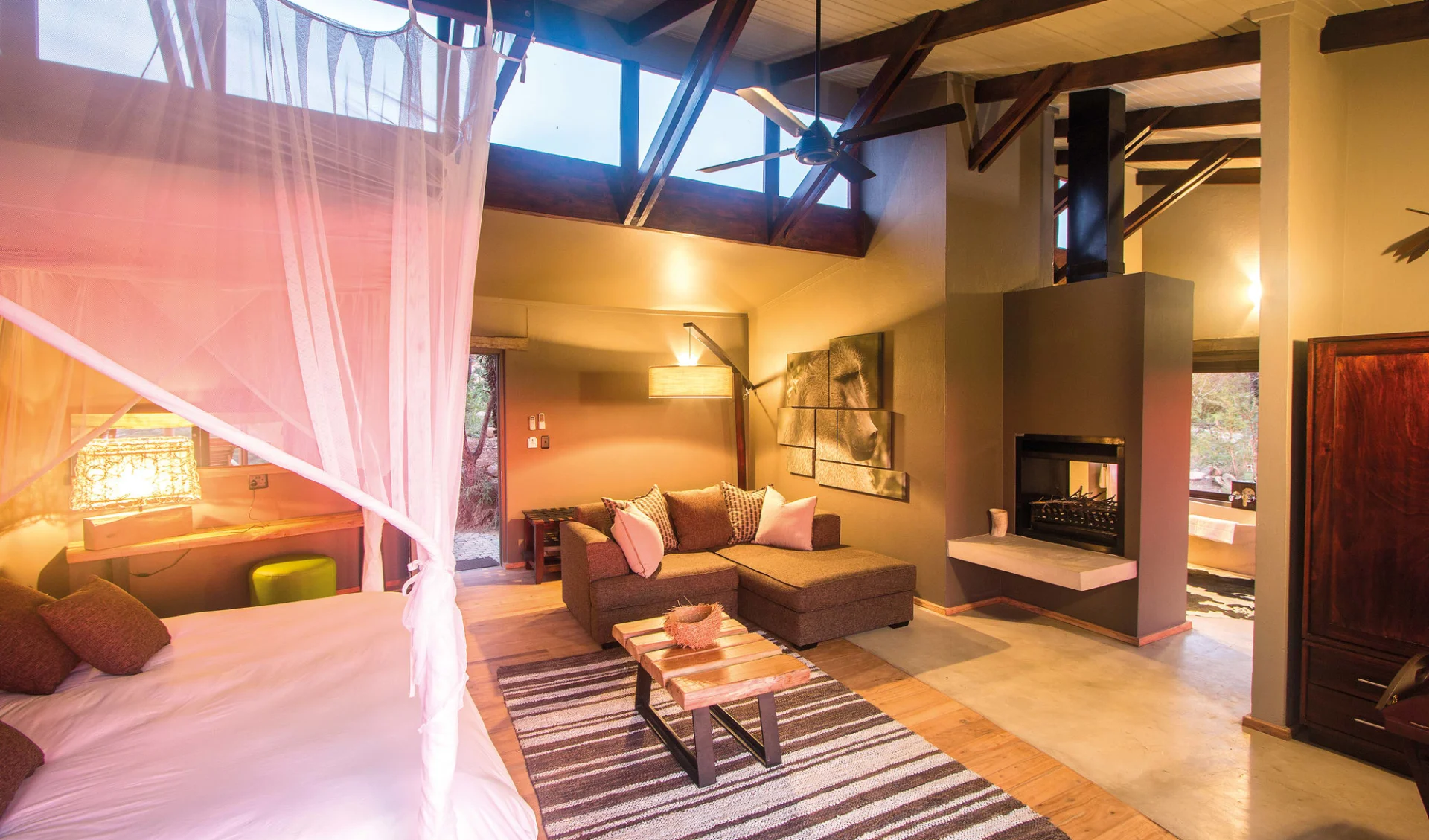 Rhino Ridge Safari Lodge in Hluhluwe: zimmer Rhino Ridge Safari Lodge - zimmer mit Bett und Kamin