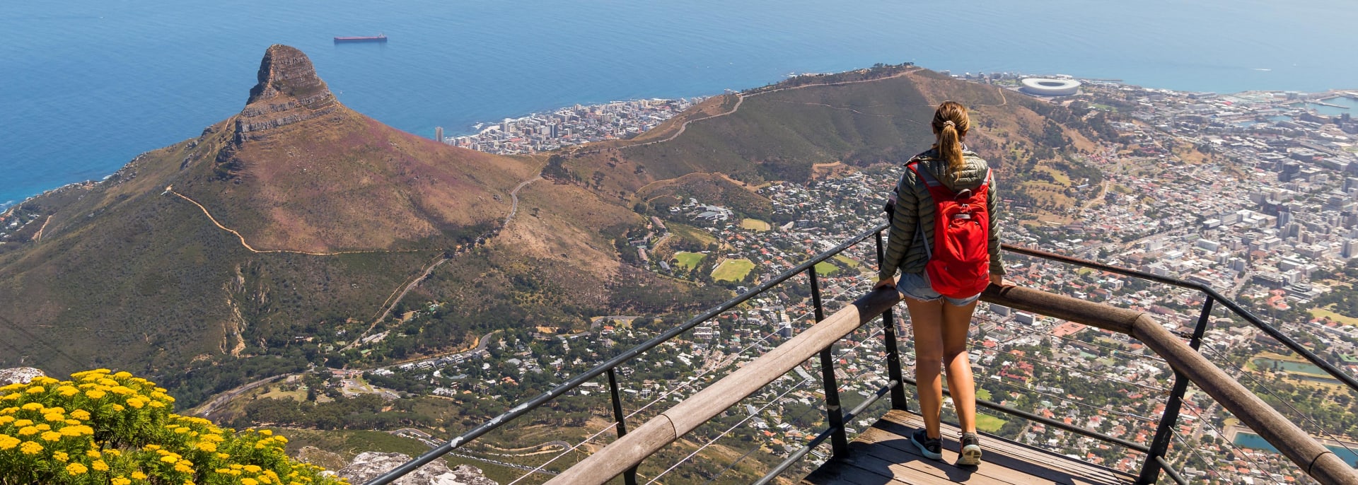 Junge Reisende mit Blick auf Lions Heas, Südafrika