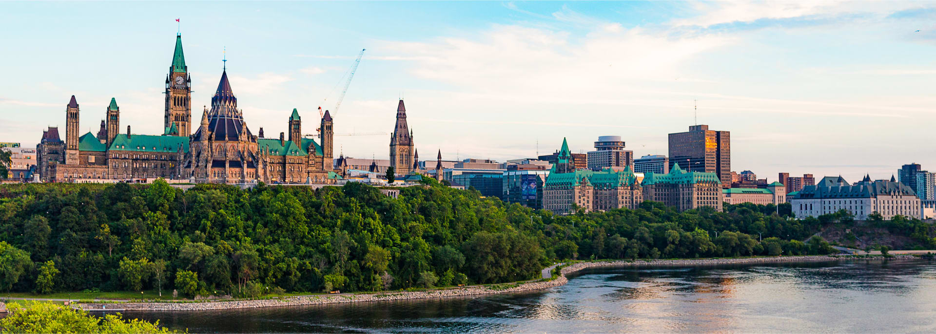 Parlament Hill und Tour Boat am Ottawa River im Sommer