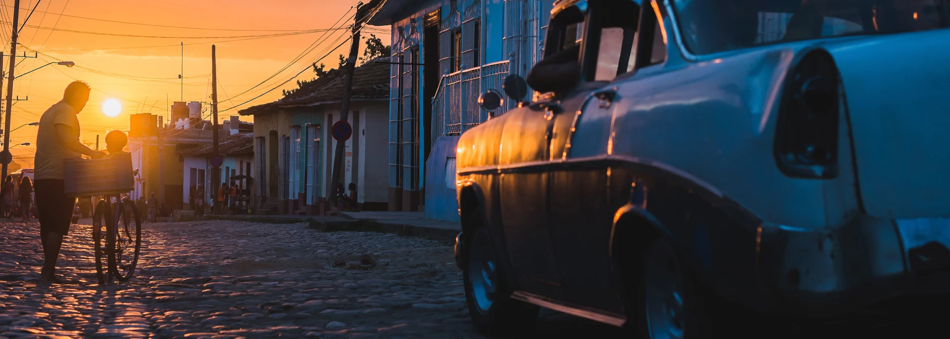 kubanischer Straßensonnenuntergang mit Oldtimer in Trinidad, Kuba