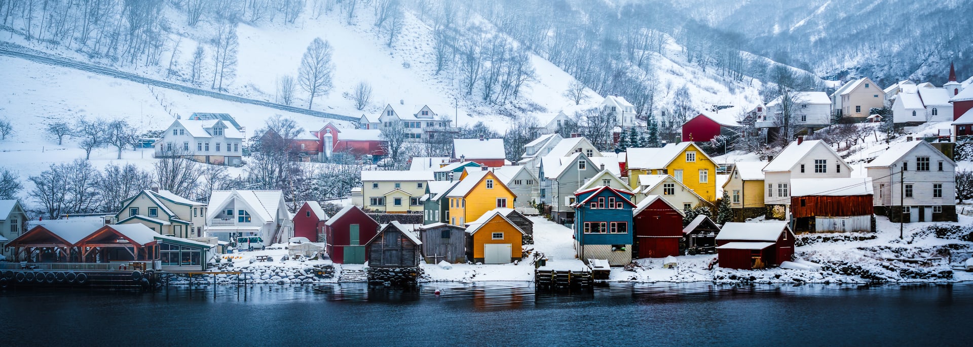 Ufer des norwegischen Fjords, Norwegen