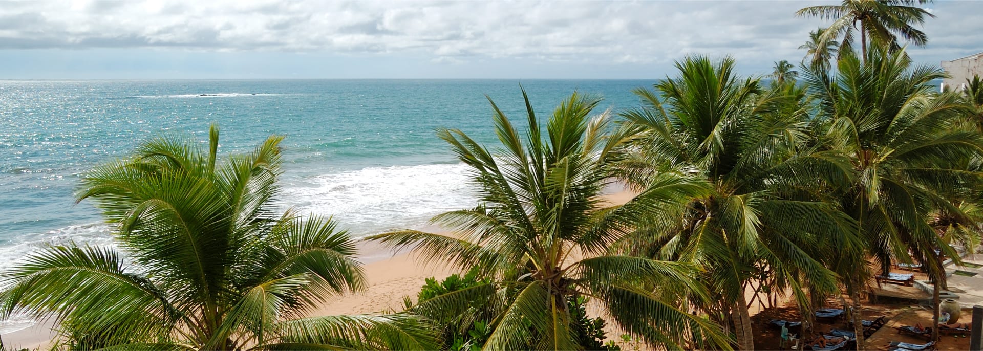 Strand und türkisfarbenes Wasser im Indischen Ozean, Bentota, Sri Lanka
 