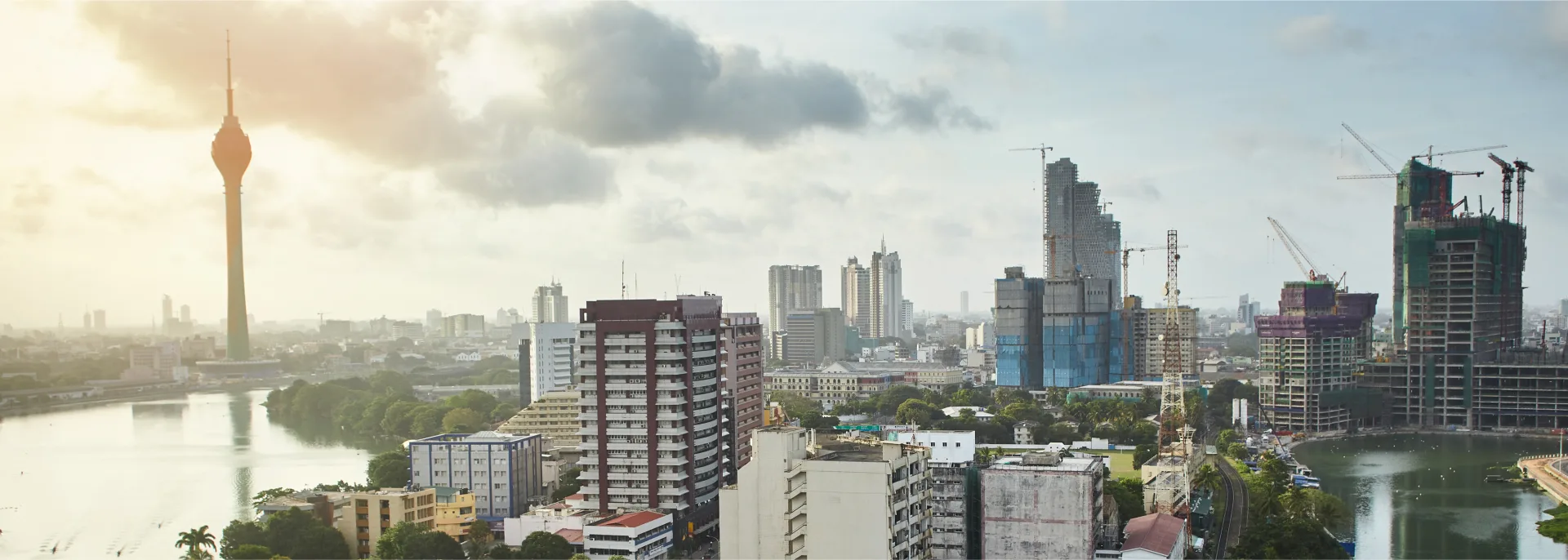 Aussicht auf die modernen Gebäude und Straßen von Colombo, Sri Lanka