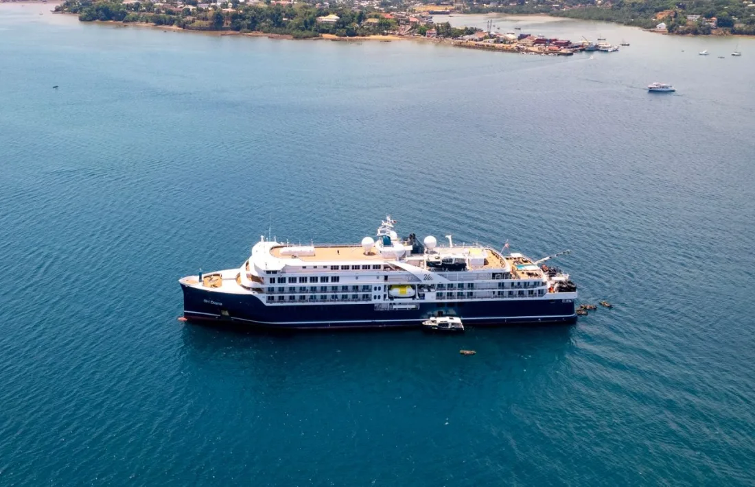 Expeditionsschiff SH Diana von Swan Hellenic vor Anker in einer Bucht Expeditionsschiff SH Diana von Swan Hellenic vor Anker in einer Bucht