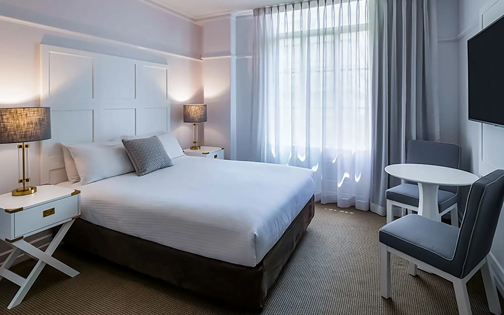 Adina Apartment Hotel Brisbane Anzac Square: adina-apartment-hotel-brisbane-anzac-square-studio-room-queen-02-2020-900x600