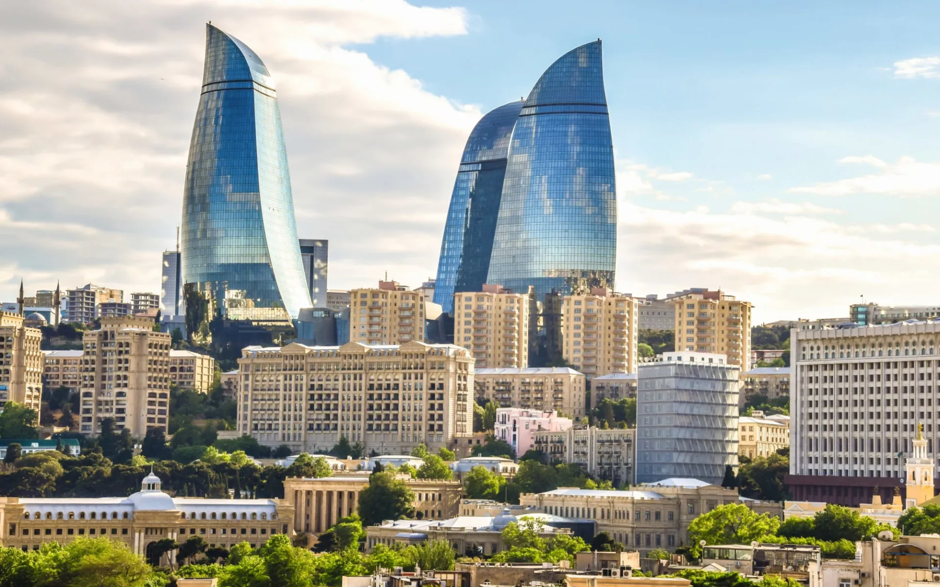 Sonderzug Zarengold Transkaukasus vom Kaspischen zum Schwarzen Meer ab Baku: Aserbaidschan_Baku_Flaming_Tower_shutterstock_1103017691_tenkl Sonderzug Zarengold Transkaukasus vom Kaspischen zum Schwarzen Meer ab Baku: Aserbaidschan_Baku_Flaming_Tower_shutterstock_1103017691_tenkl