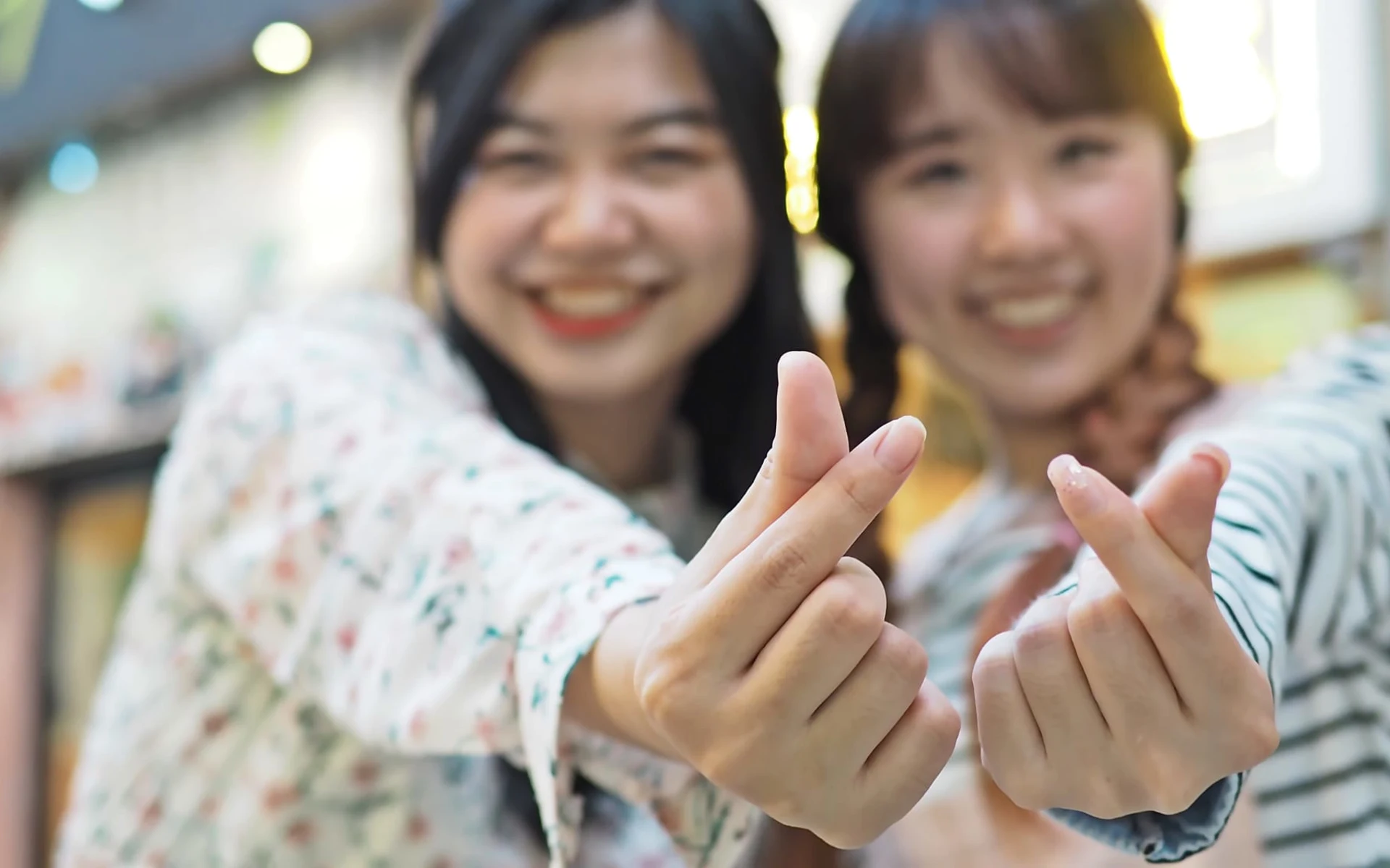 Südkoreas unbekannter Westen ab Seoul: Asian girls making mini heart shaped finger hand gesture (Korean style) Südkoreas unbekannter Westen ab Seoul: Asian girls making mini heart shaped finger hand gesture (Korean style)