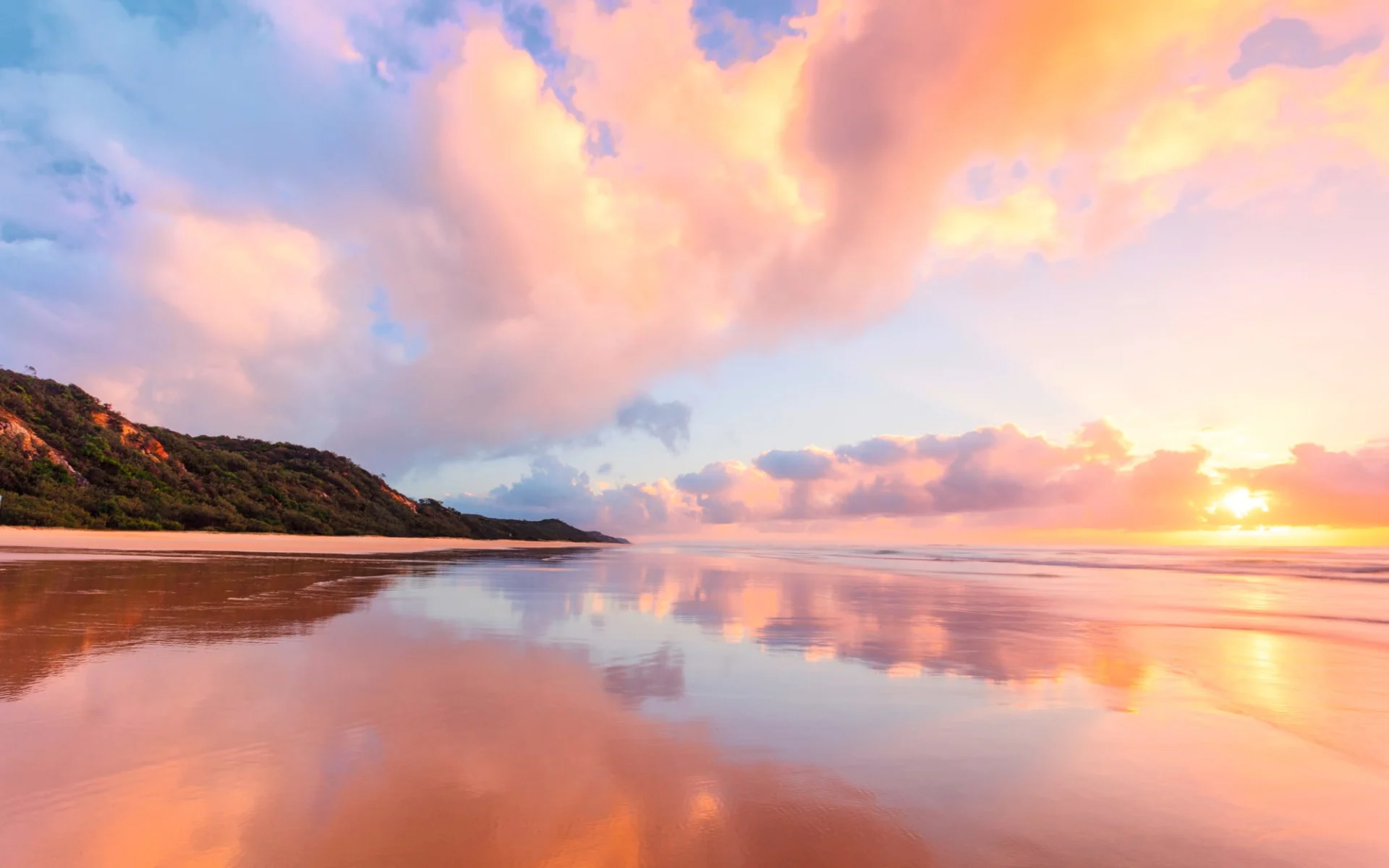 K'gari Highlights ab River Heads: Australia - Queensland - Fraser Island - Strand bei Sonnenuntergang c_shutterstock K'gari Highlights ab River Heads: Australia - Queensland - Fraser Island - Strand bei Sonnenuntergang c_shutterstock