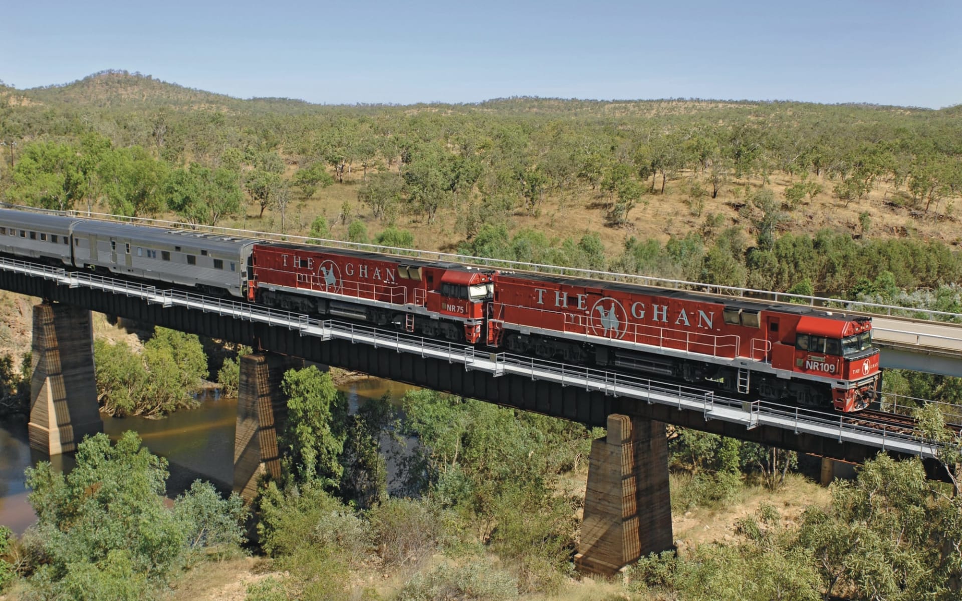 The Ghan - Adelaide bis Darwin: Australien - Bahnreisen - The Ghan auf Brücke The Ghan - Adelaide bis Darwin: Australien - Bahnreisen - The Ghan auf Brücke