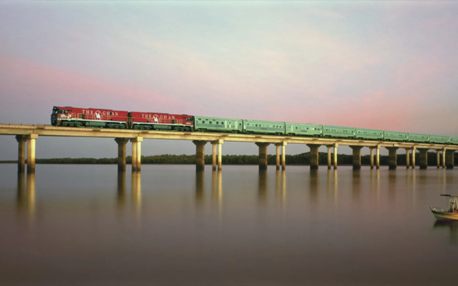 The Ghan von Adelaide bis Alice Springs: Australien - Bahnreisen - The Ghan auf Brücke mit Wasser The Ghan von Adelaide bis Alice Springs: Australien - Bahnreisen - The Ghan auf Brücke mit Wasser