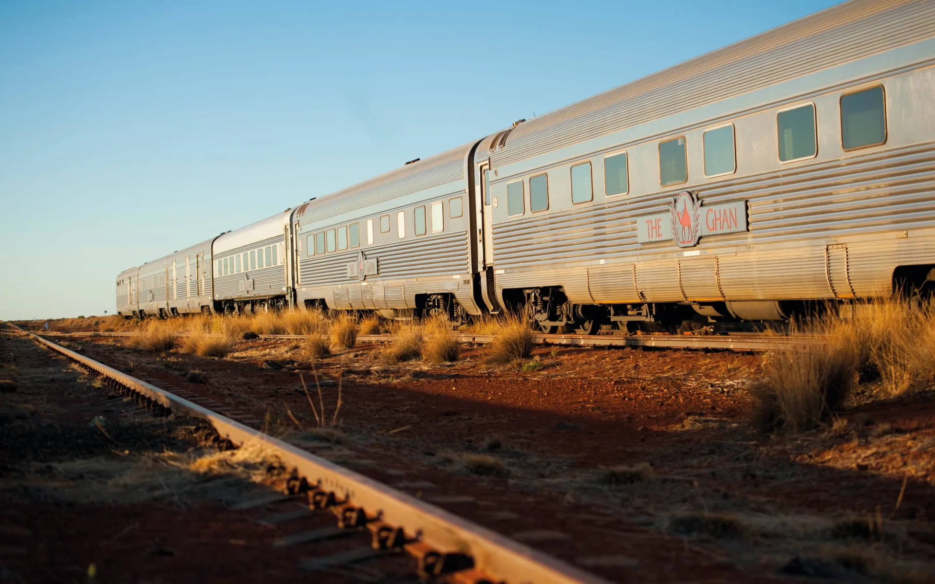 The Ghan von Darwin bis Adelaide: Australien - Bahnreisen - The Ghan Carriages beim Sonnenaufgang The Ghan von Darwin bis Adelaide: Australien - Bahnreisen - The Ghan Carriages beim Sonnenaufgang