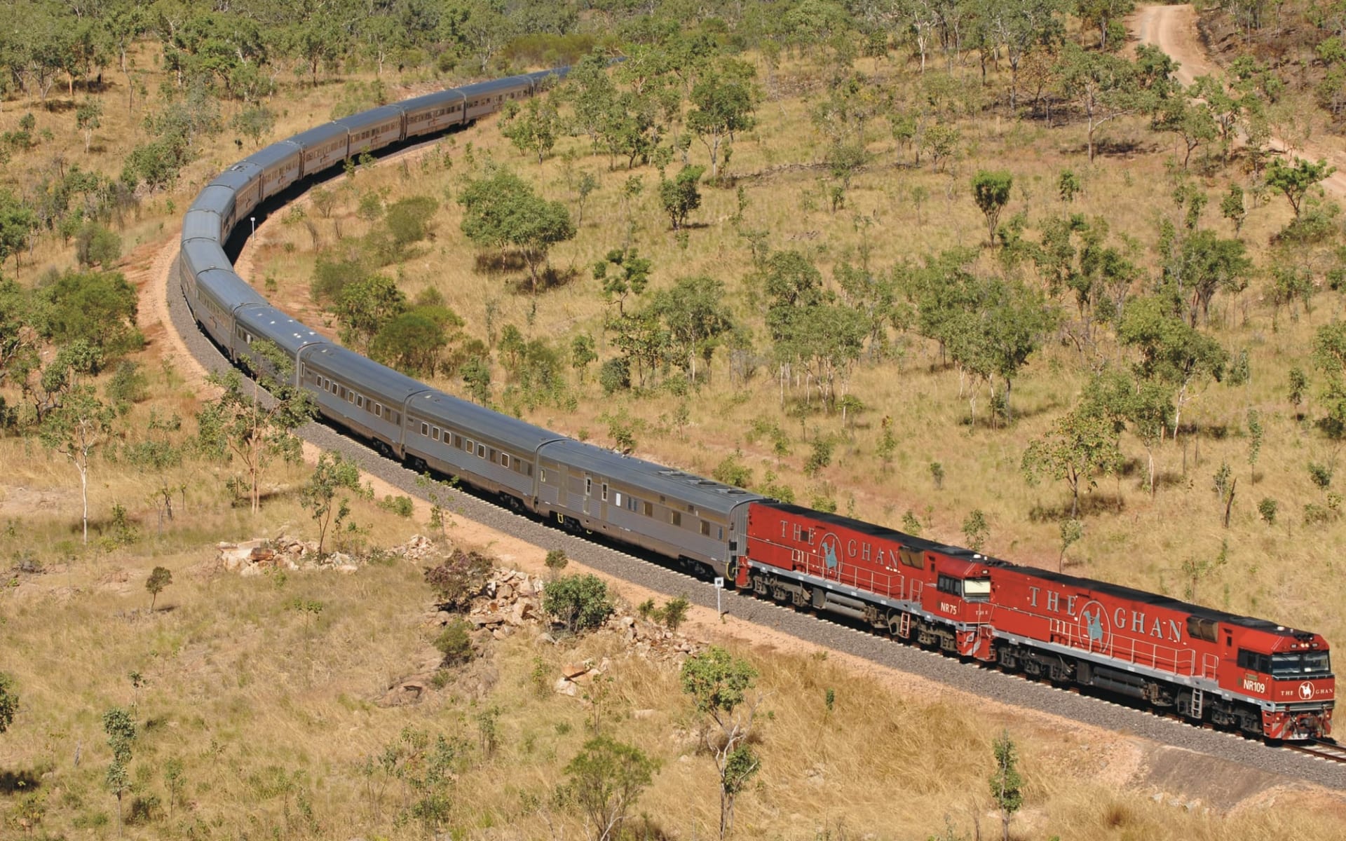 The Ghan von Darwin bis Alice Springs: Australien - Bahnreisen - The Ghan in Kurve The Ghan von Darwin bis Alice Springs: Australien - Bahnreisen - The Ghan in Kurve
