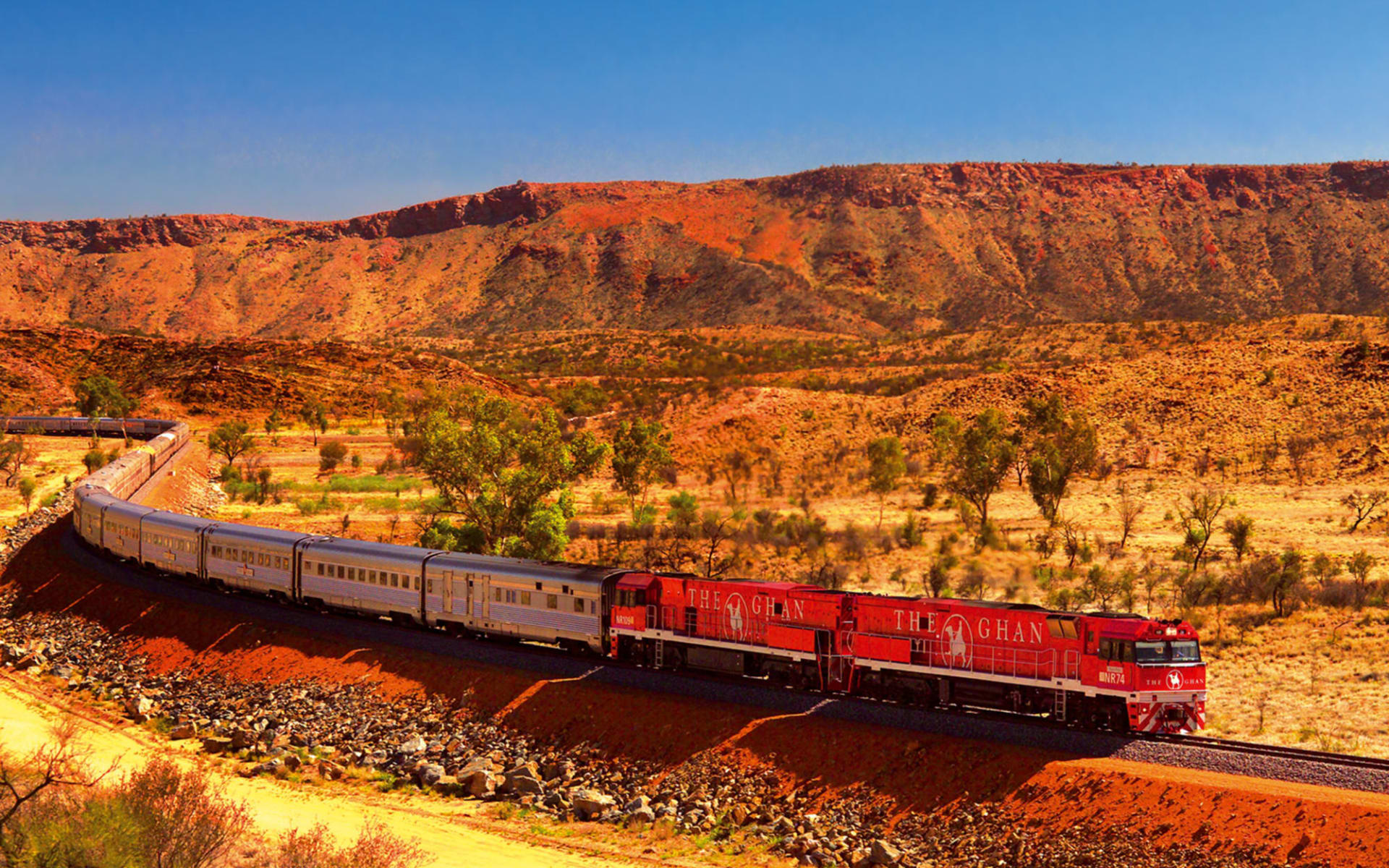 The Ghan von Alice Springs bis Darwin: Australien - Bahnreisen - The Ghan in roter Landschaft The Ghan von Alice Springs bis Darwin: Australien - Bahnreisen - The Ghan in roter Landschaft