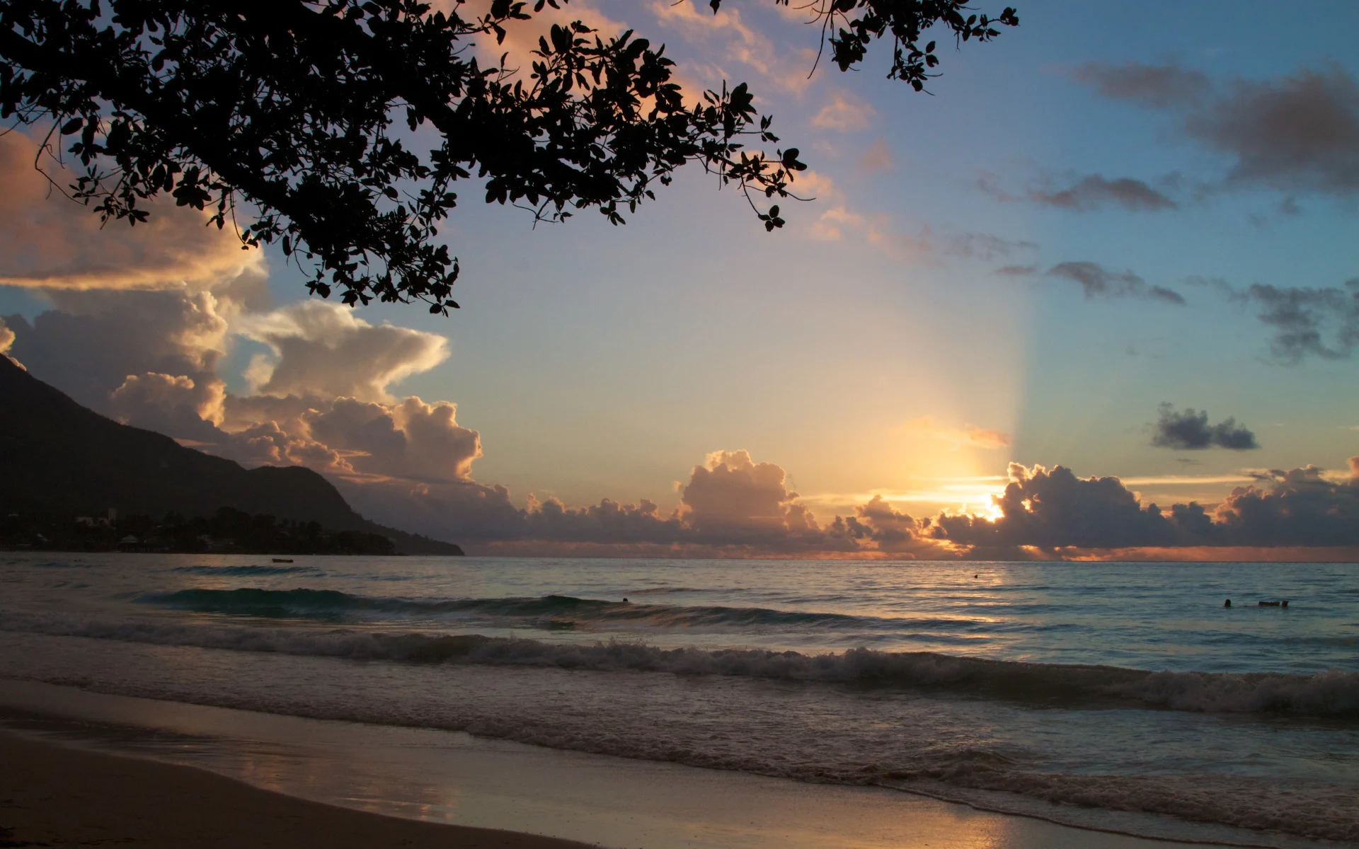 Sables d'Or Luxury Appartments in Mahé: beach: 