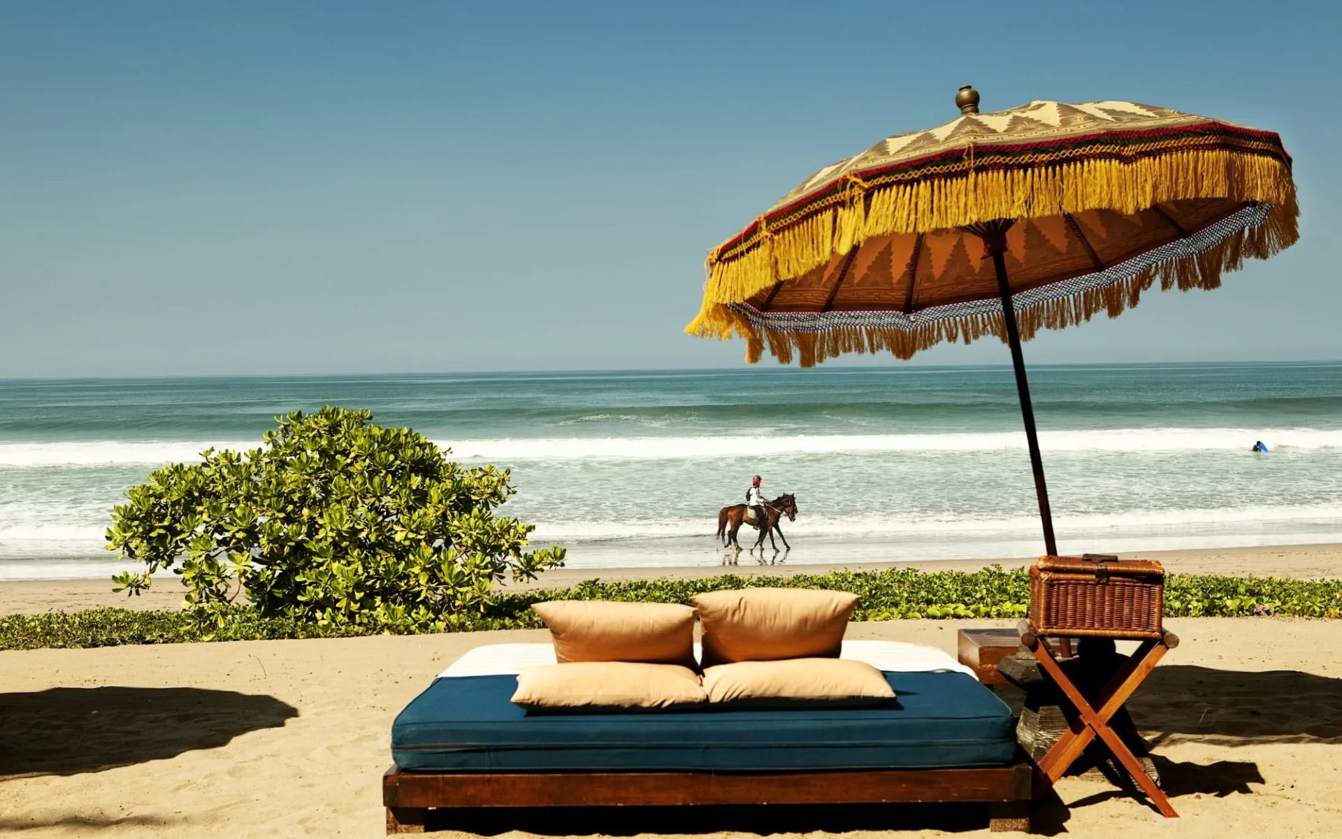 The Oberoi Beach Resort, Bali in Südbali: Day bed by the beach The Oberoi Beach Resort, Bali in Südbali: Day bed by the beach