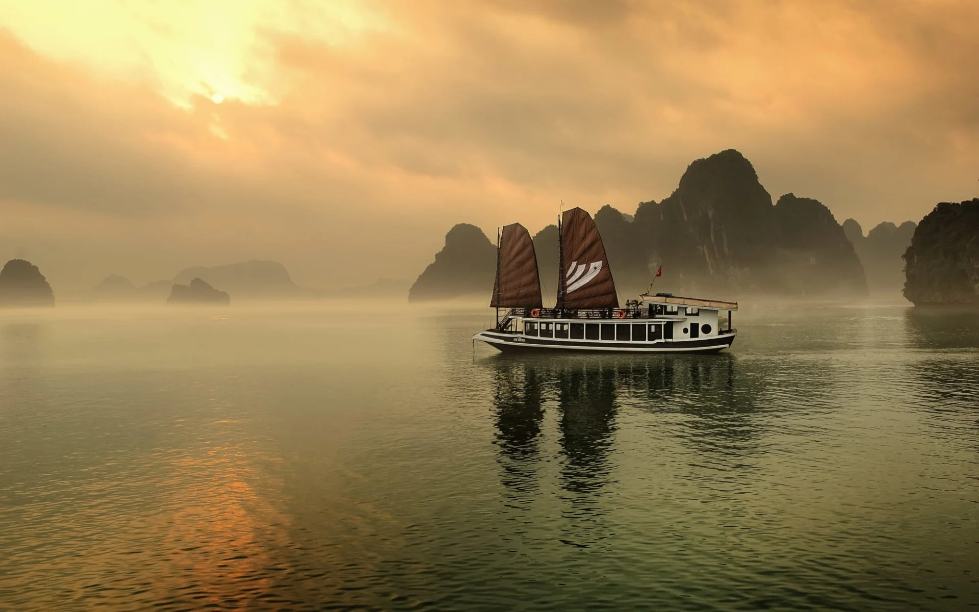 Halong Bucht Kreuzfahrten mit «Bhaya Legend» Privatboot ab Hanoi: exterior: beach: exterior: Bhaya Legend while sunset Halong Bucht Kreuzfahrten mit «Bhaya Legend» Privatboot ab Hanoi: exterior: beach: exterior: Bhaya Legend while sunset