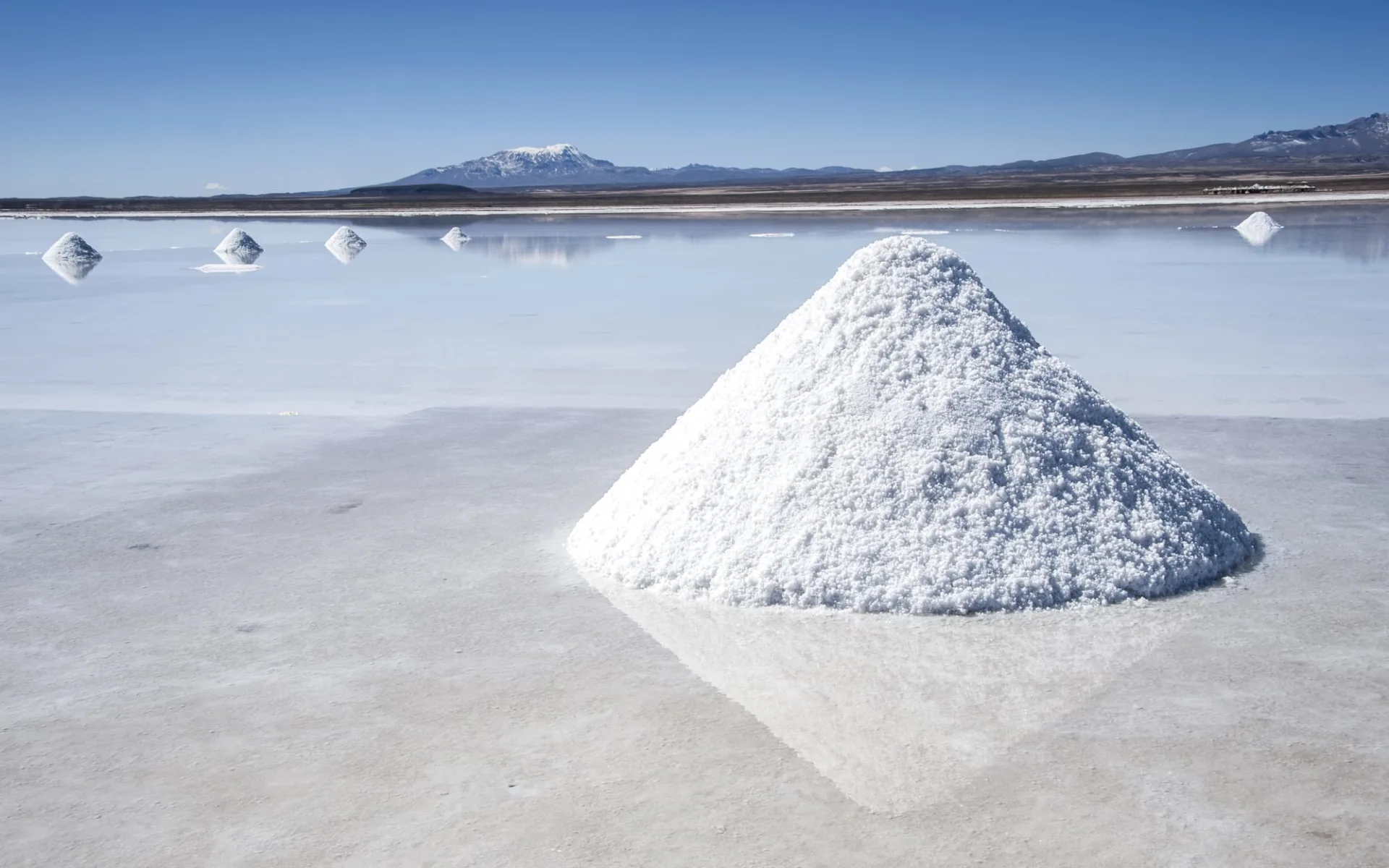 Einzigartige Landschaft der kargen Ostanden ab Salta: Bolivien - Salar de Uyuni - Salzhügel Einzigartige Landschaft der kargen Ostanden ab Salta: Bolivien - Salar de Uyuni - Salzhügel