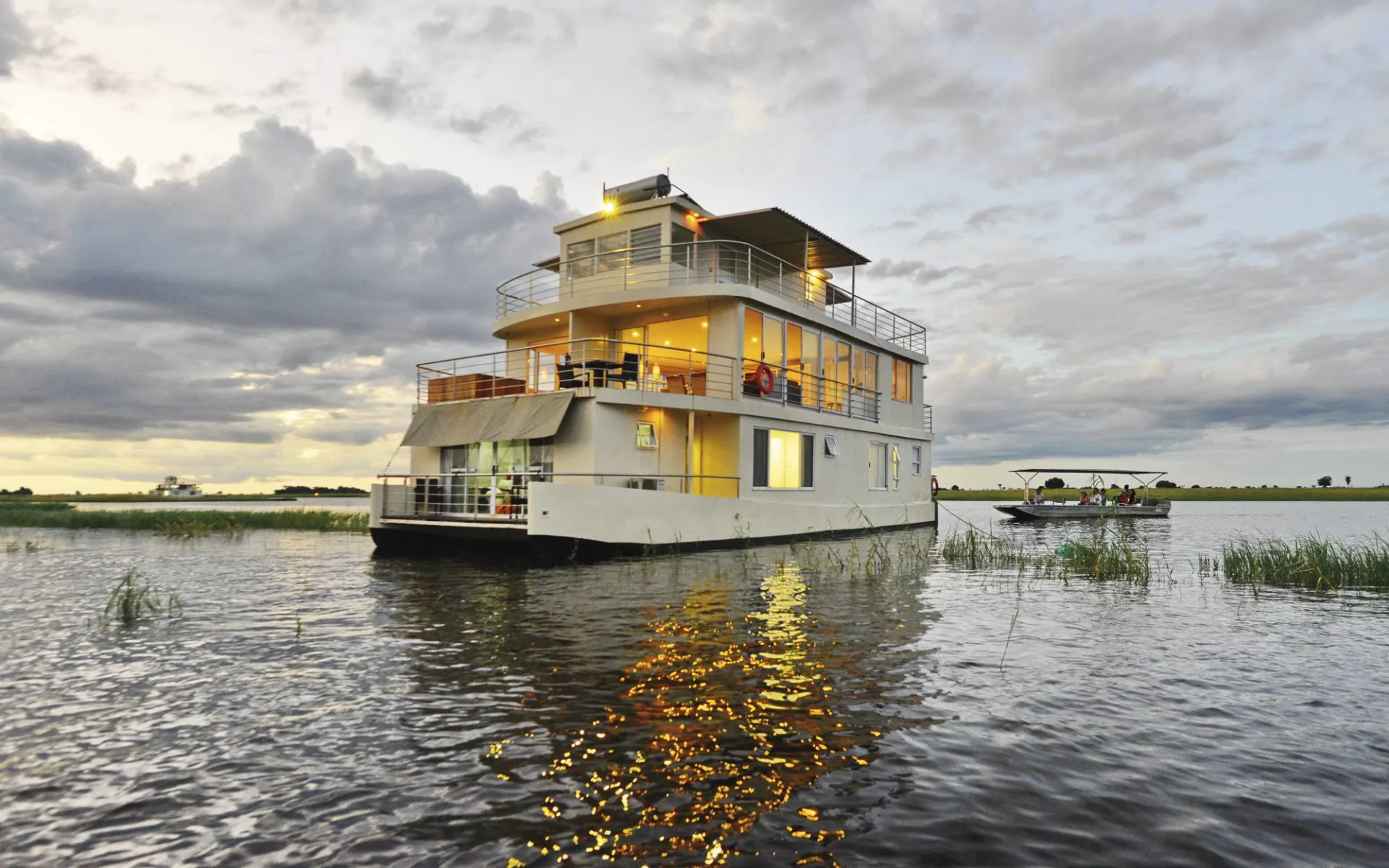 Chobe Princess ab Kasane: Botswana - Chobe Princess - Aussenansicht Schiff auf Fluss Chobe Princess ab Kasane: Botswana - Chobe Princess - Aussenansicht Schiff auf Fluss