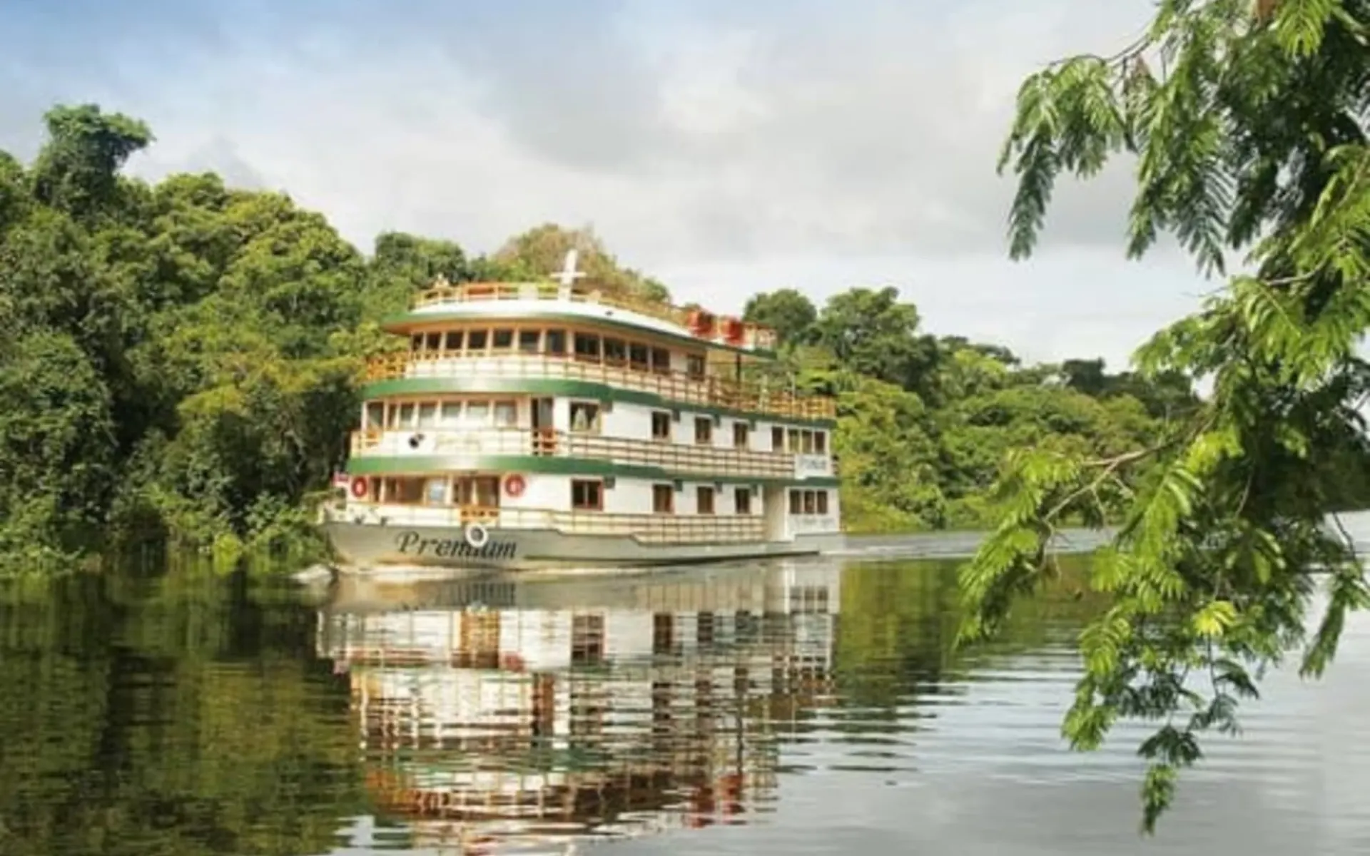 Flussfahrt Amazon Clipper Cruises / Rio Negro ab Manaus: Clipper Premium von vorne