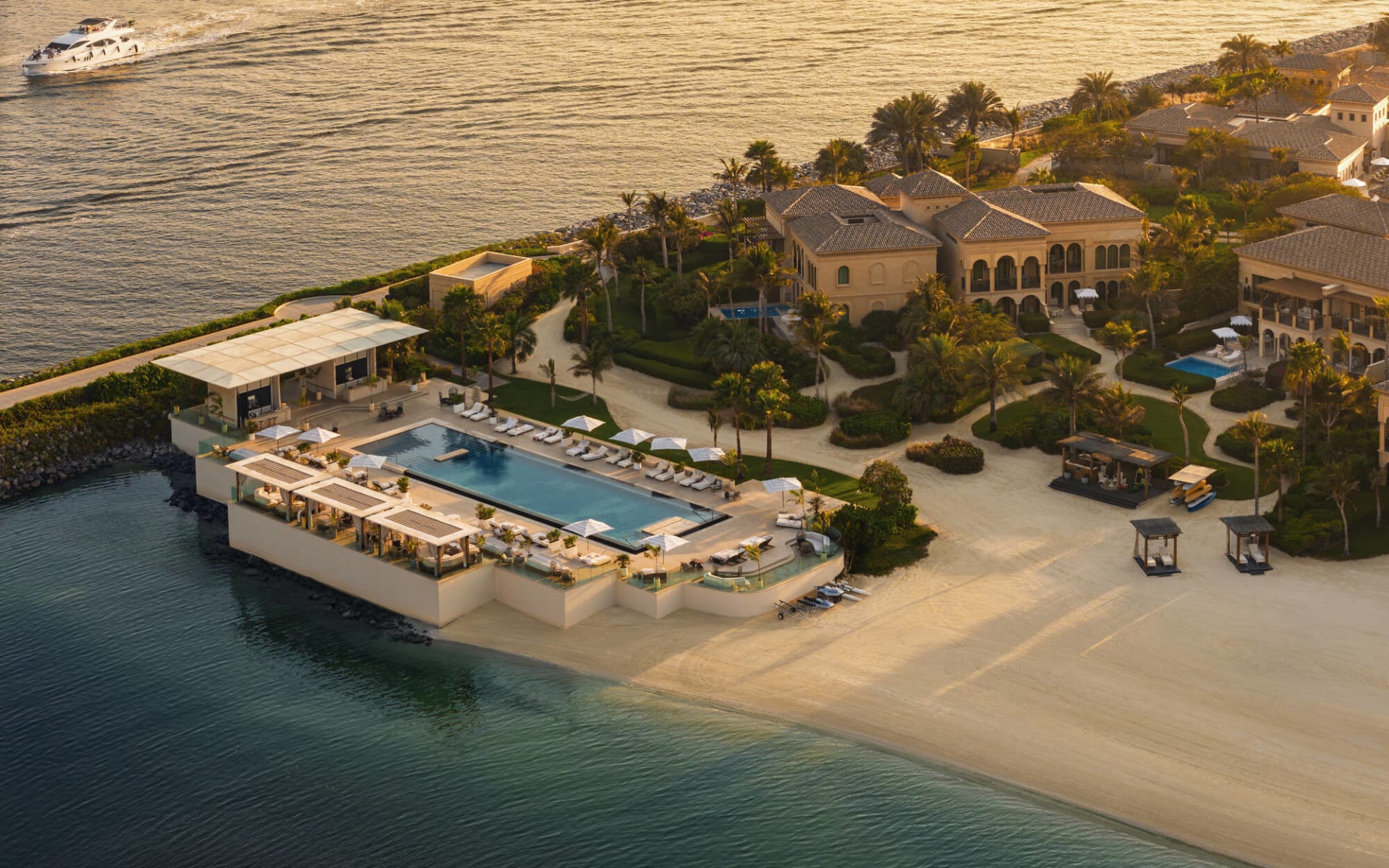 One&Only The Palm in Dubai: exterior: One&Only The Palm in Dubai: exterior: