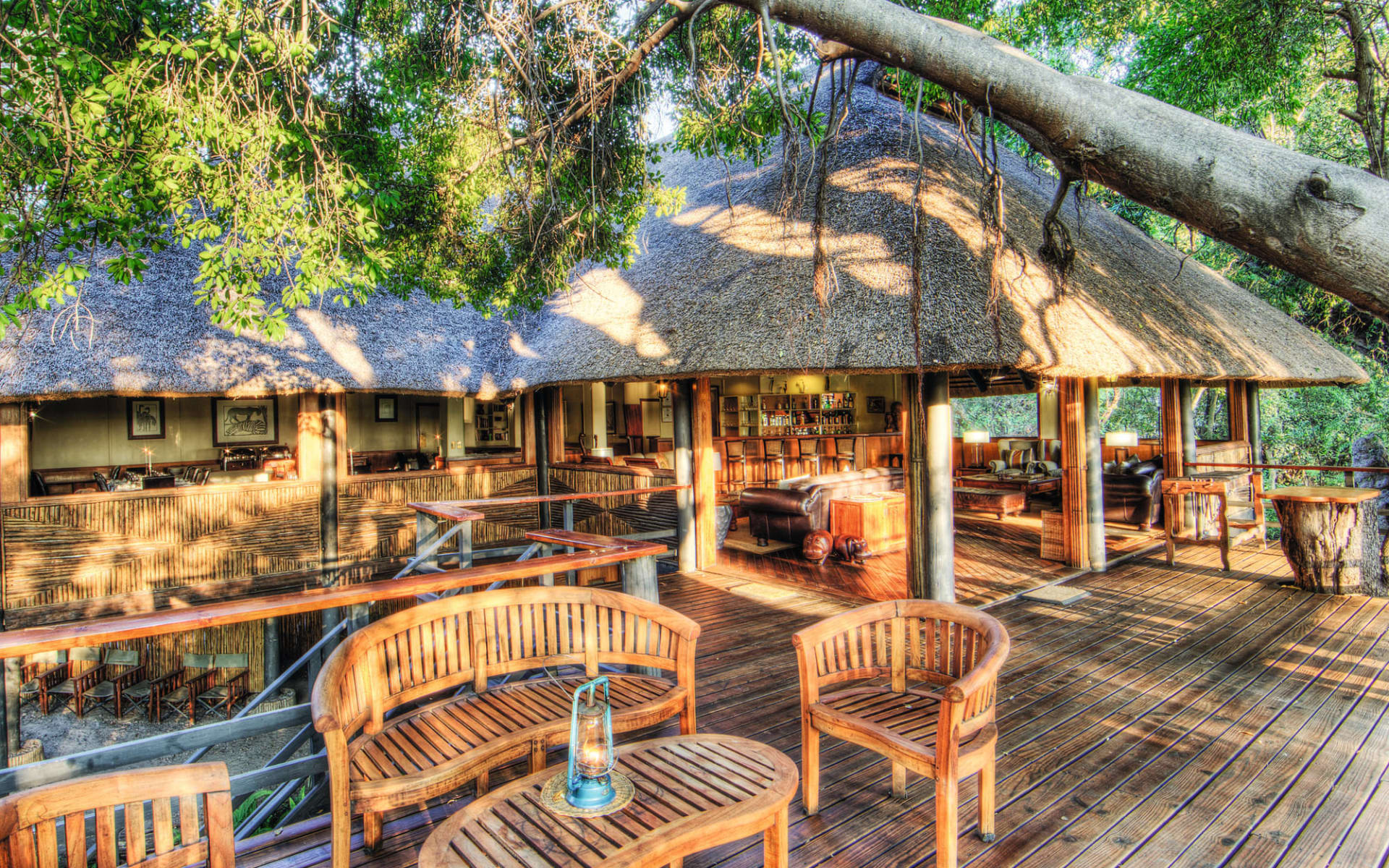 Camp Moremi in Moremi Game Reserve: exterior Camp Moremi - Terrasse mit Sitzgelegenheit c Desert&Delta Camp Moremi in Moremi Game Reserve: exterior Camp Moremi - Terrasse mit Sitzgelegenheit c Desert&Delta