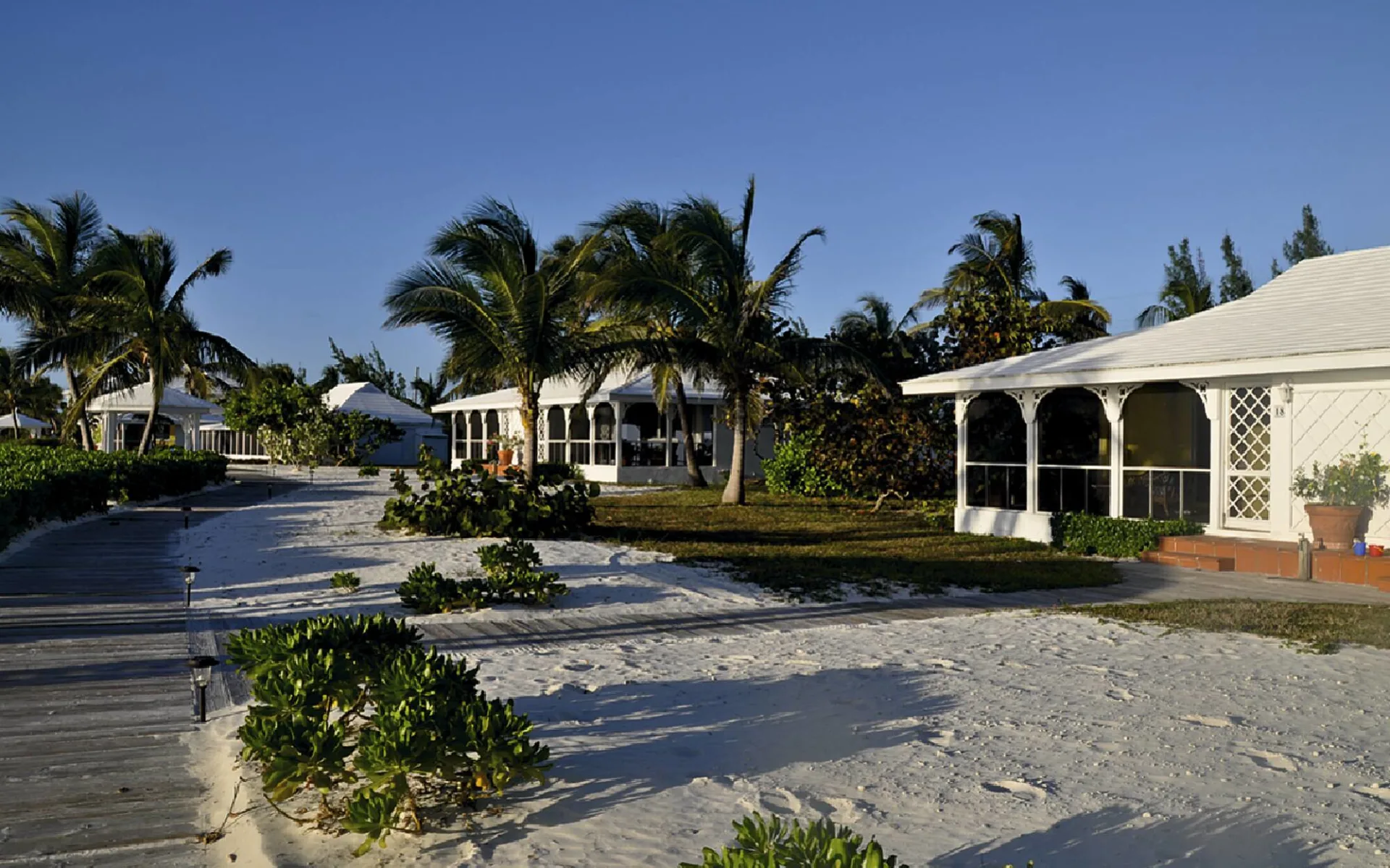 Cape Santa Maria Beach Resort: exterior cape santa maria beach resort strasse palmen
