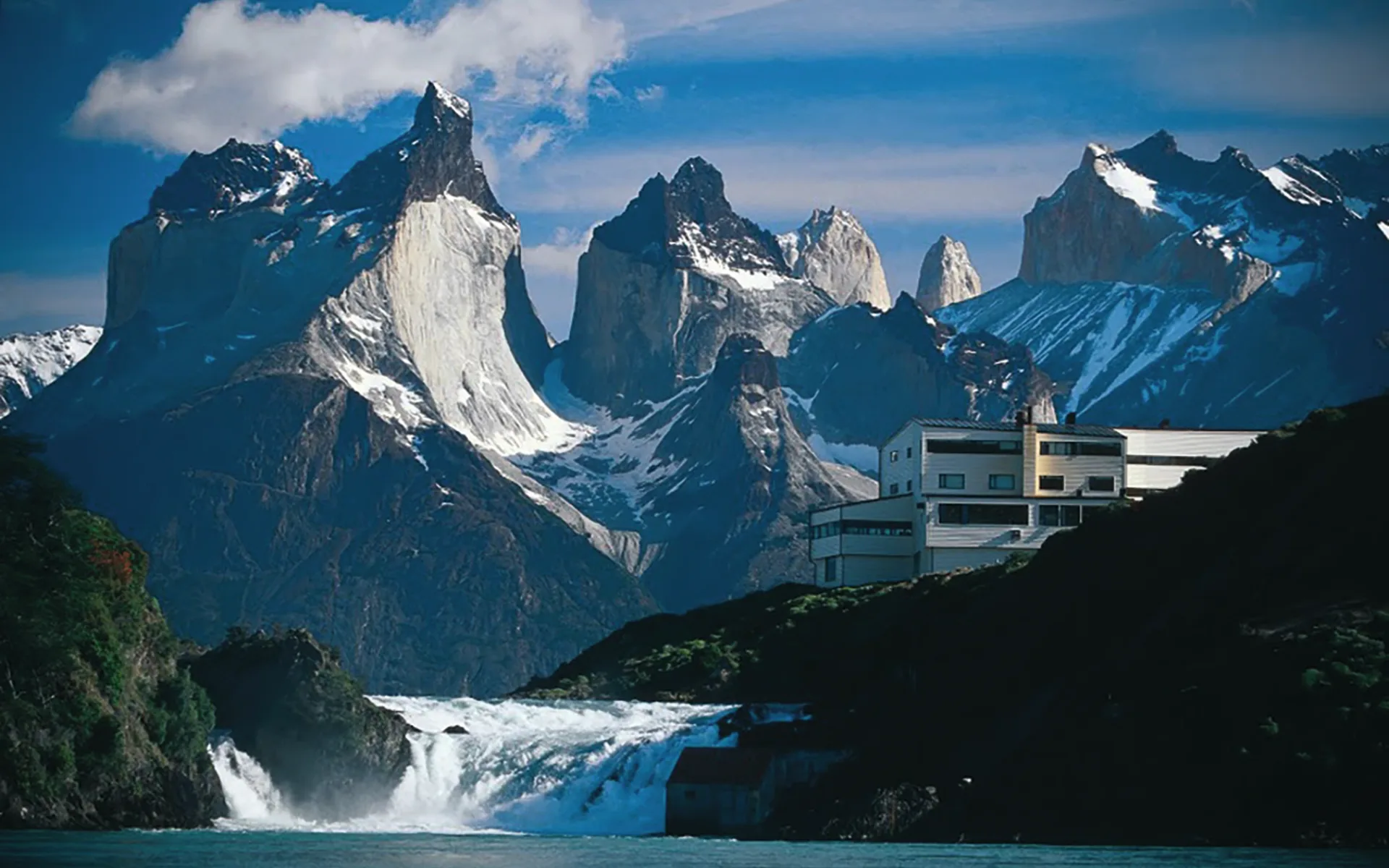 Explora Torres del Paine in Torres del Paine Nationalpark:  explora Patagonia - Hotel Aussenansicht mit Gebirge im Hintergrund