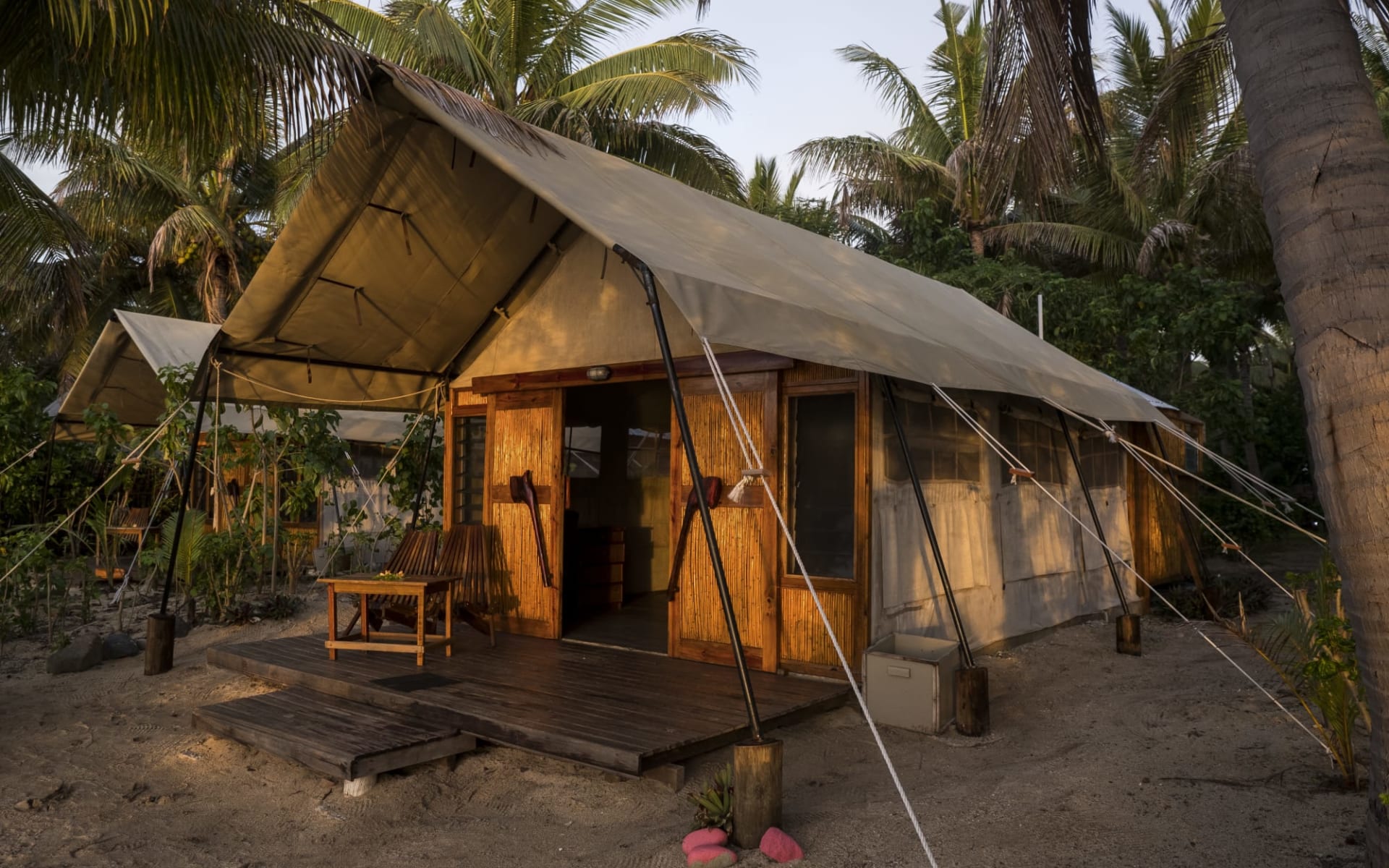 Barefoot Manta Island in Drawaqa Island: Exterior Barefoot Manta Island in Drawaqa Island: Exterior