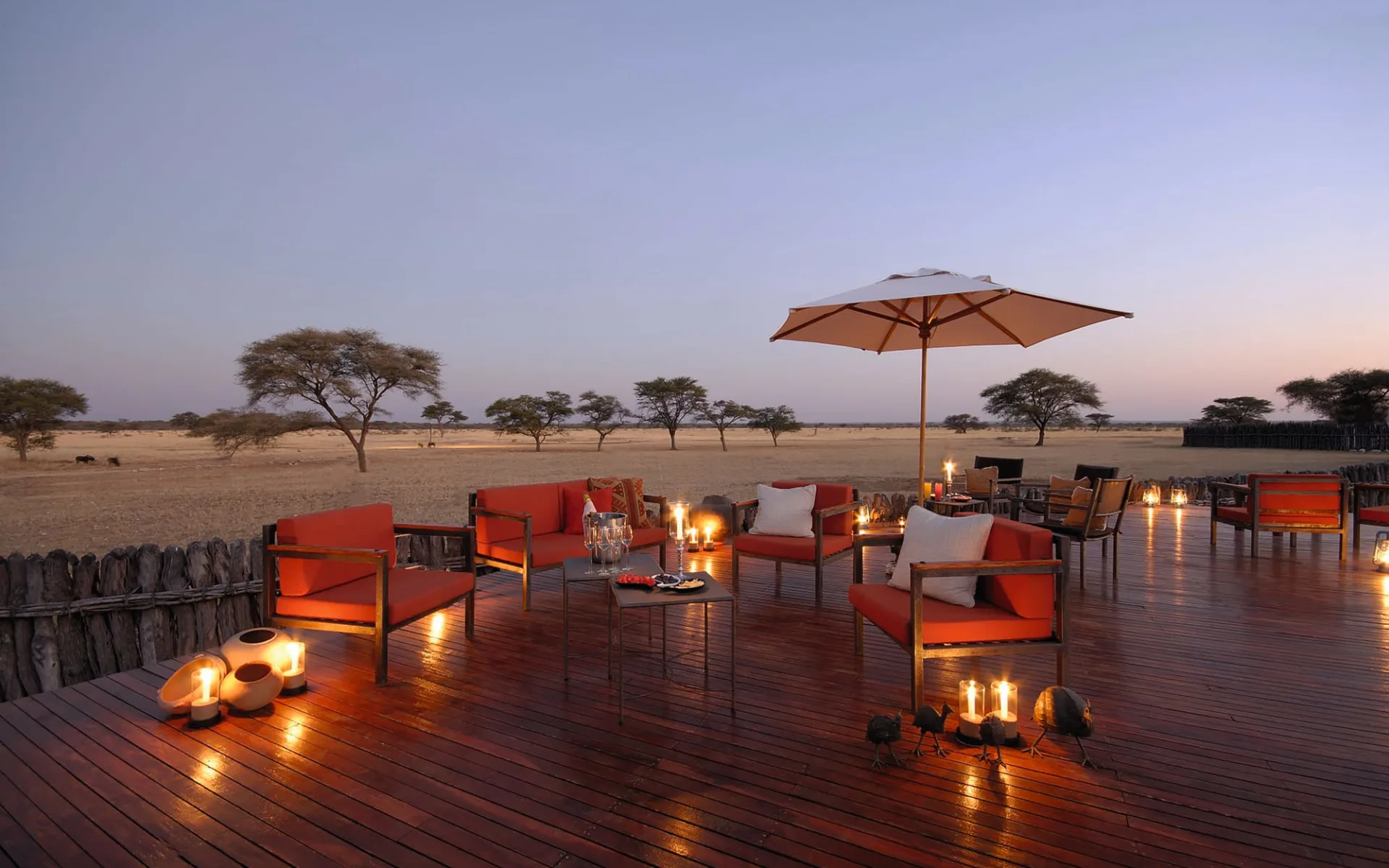 Frans Indongo Lodge in Waterberg: Frans Indongo Lodge - Terrasse mit Stühlen Frans Indongo Lodge in Waterberg: Frans Indongo Lodge - Terrasse mit Stühlen