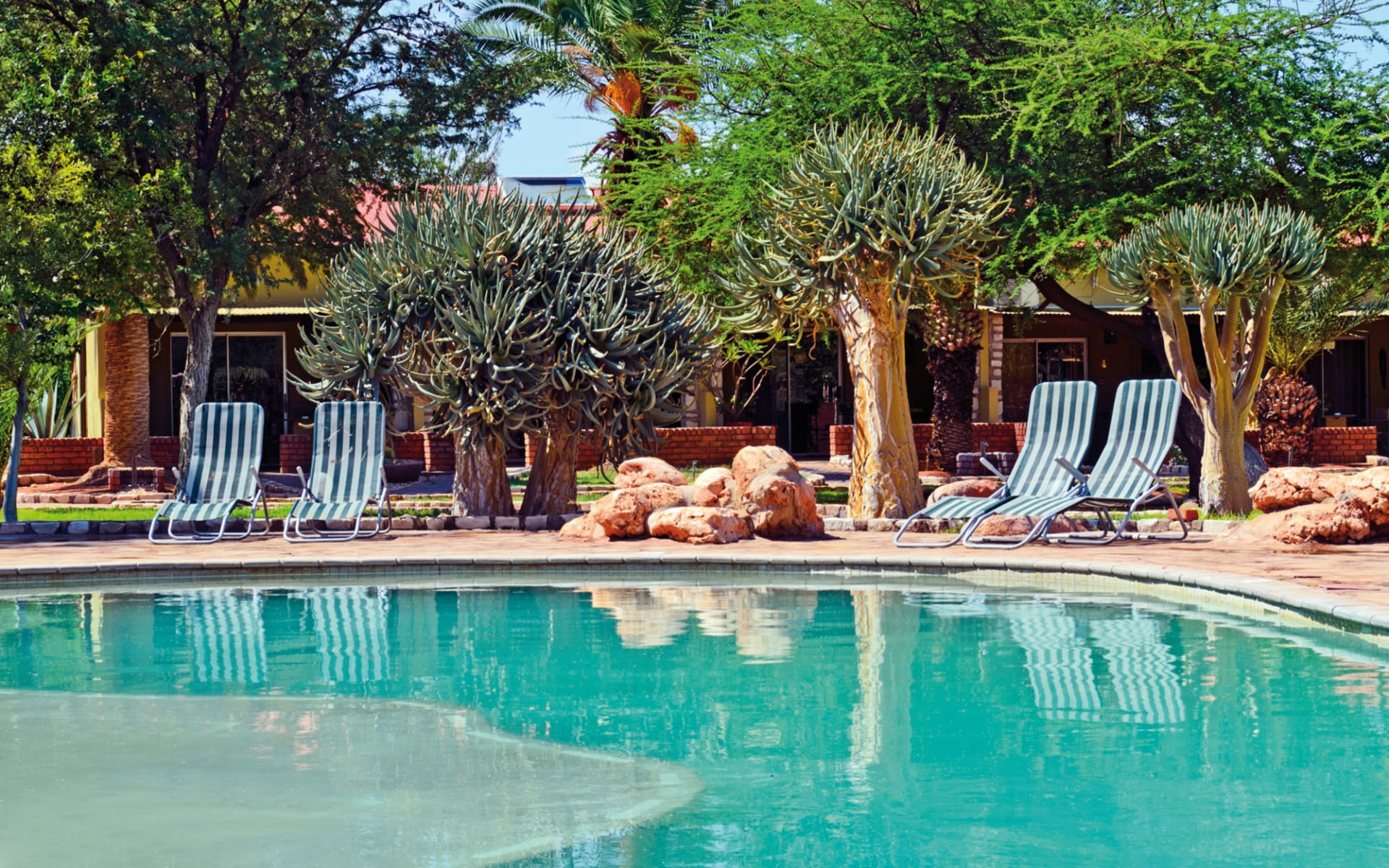 Kalahari Anib Lodge in Mariental: exterior Kalahari Anib Lodge Pool und Aussenanlage