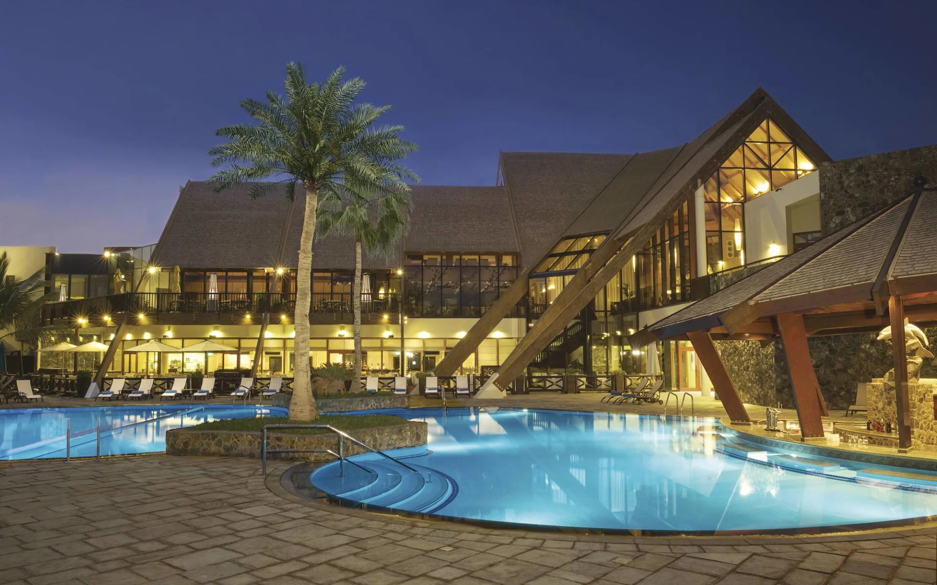 JA Palm Tree Court in Dubai: exterior: JA Palm Tree Court in Dubai: exterior: