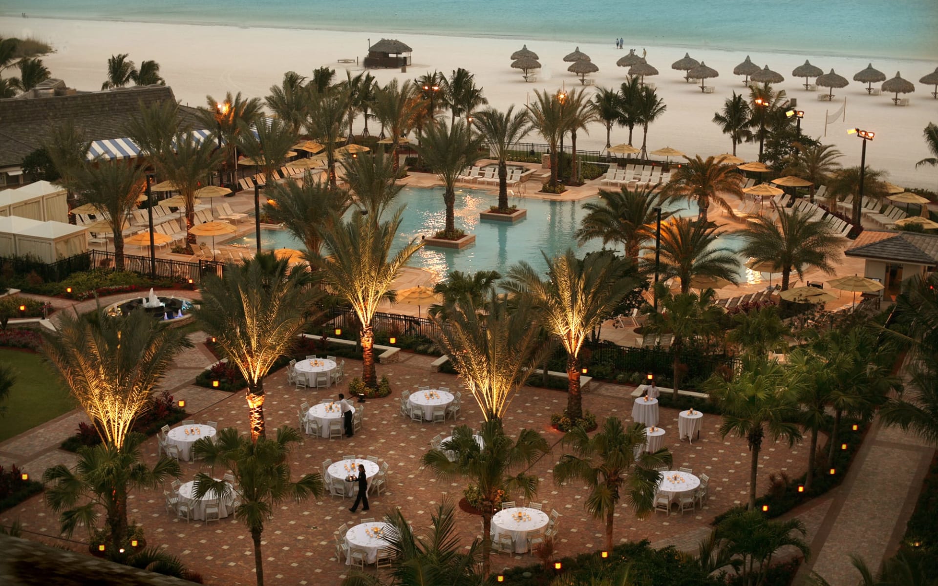 Marco Island Marriott Beach Resort, Golf Club & Spa in Naples:  Marco Island Marriott Beach Resort, Golf Club & Spa - Blick auf Pool und Beach