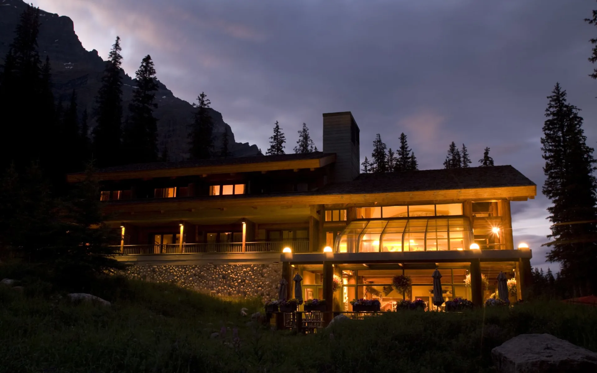 Moraine Lake Lodge in Lake Louise: Moraine Lake Lodge_LodgeEveningLight Moraine Lake Lodge in Lake Louise: Moraine Lake Lodge_LodgeEveningLight