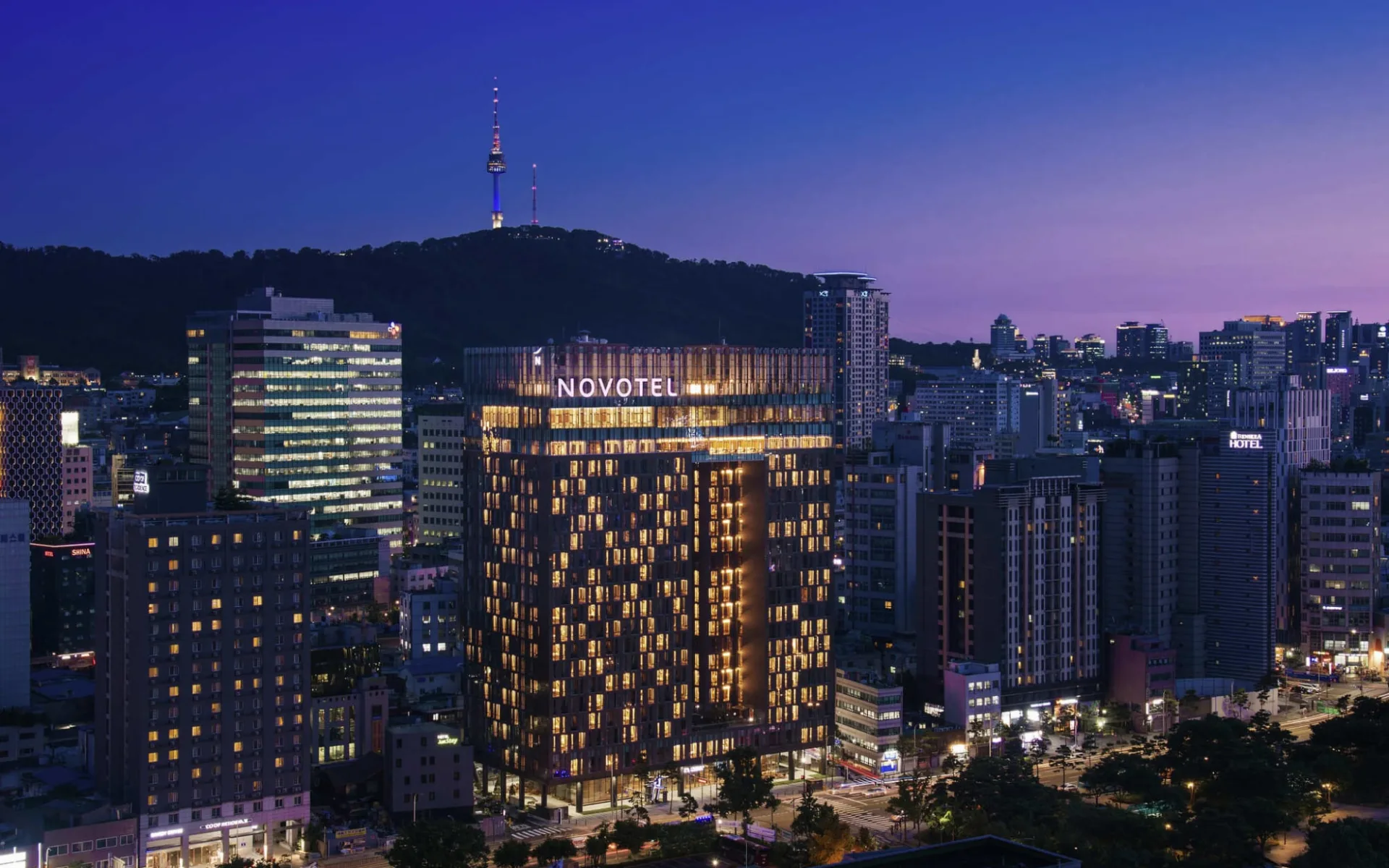 Novotel Ambassador Seoul Dongdaemun:  Novotel from outside