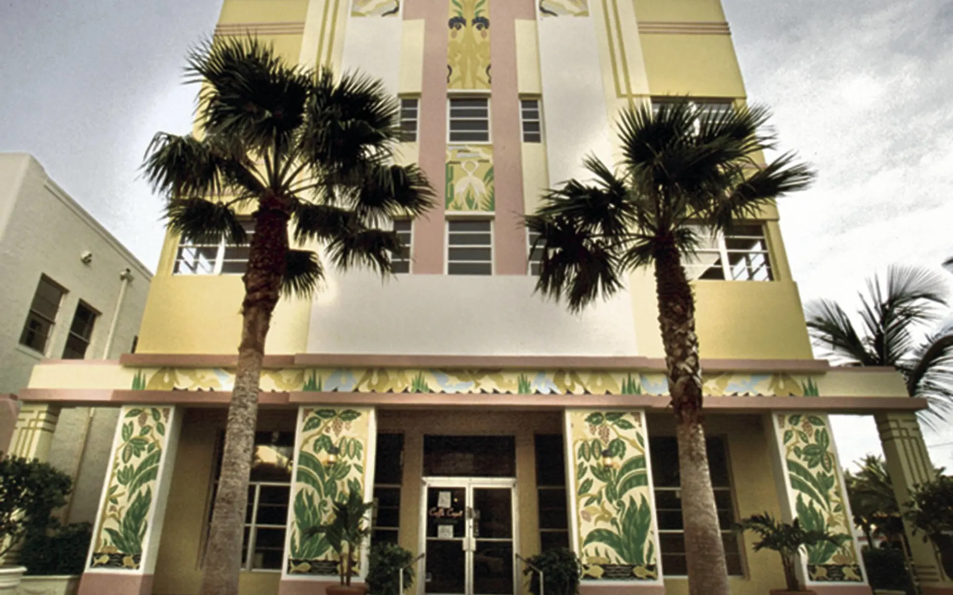 Ocean Five Hotel in Miami Beach: Ocean Five - Hoteleingang mit Palmen Ocean Five Hotel in Miami Beach: Ocean Five - Hoteleingang mit Palmen