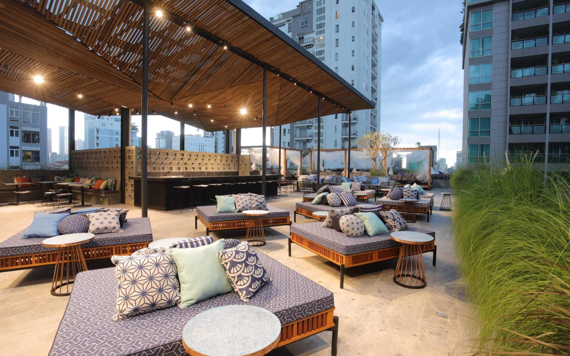 Baitong Hotel & Resort in Phnom Penh: Lantern Restaurant & Bar Baitong Hotel & Resort in Phnom Penh: Lantern Restaurant & Bar