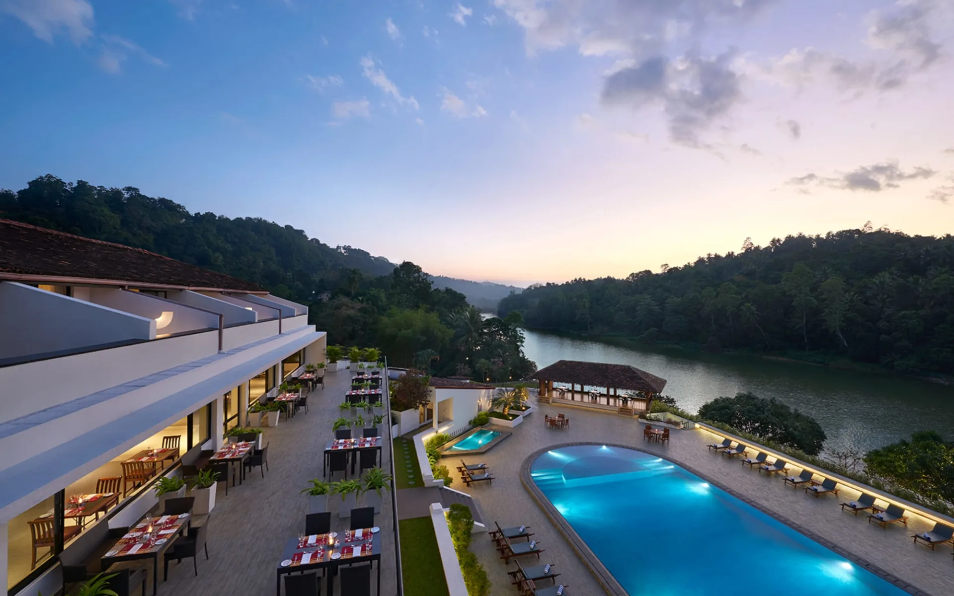 Cinnamon Citadel in Kandy: Terrace Dinning Cinnamon Citadel in Kandy: Terrace Dinning