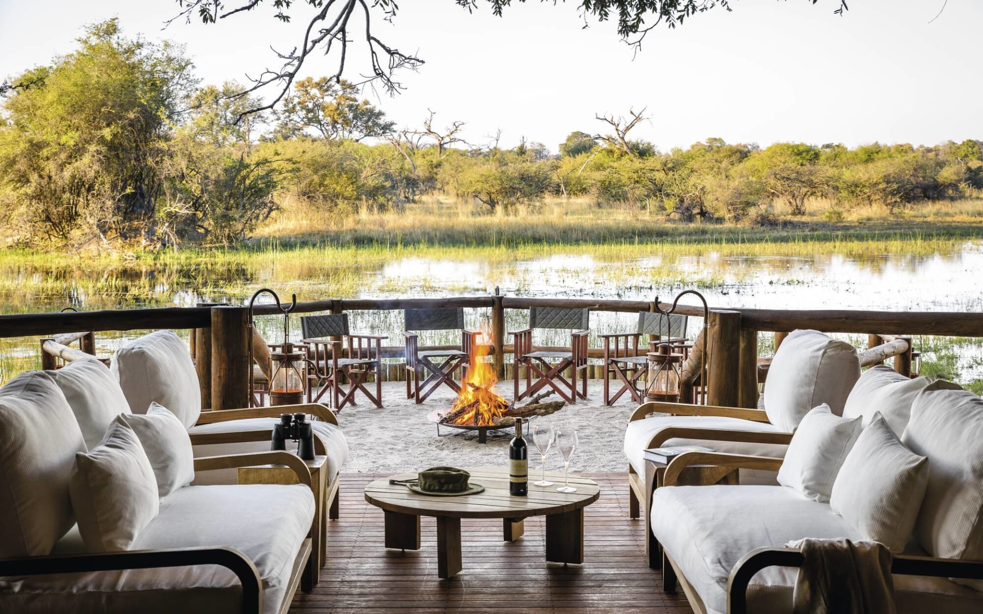 Sanctuary Chief's Camp in Moremi Game Reserve: facilities Sanctuary Chiefs Camp - Lounge bei Feuer mit Sicht auf den Fluss c Sanctuary Sanctuary Chief's Camp in Moremi Game Reserve: facilities Sanctuary Chiefs Camp - Lounge bei Feuer mit Sicht auf den Fluss c Sanctuary