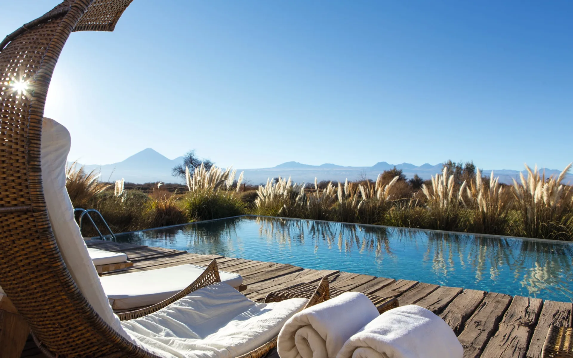 Tierra Atacama in San Pedro de Atacama: Tierra Atacama - Pool und Sessel Tierra Atacama in San Pedro de Atacama: Tierra Atacama - Pool und Sessel