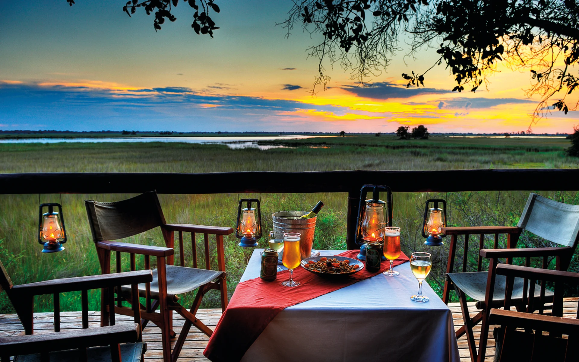 Camp Moremi in Moremi Game Reserve: fb Camp Moremi - Terrasse mit Apéro c Desert&Delta Camp Moremi in Moremi Game Reserve: fb Camp Moremi - Terrasse mit Apéro c Desert&Delta