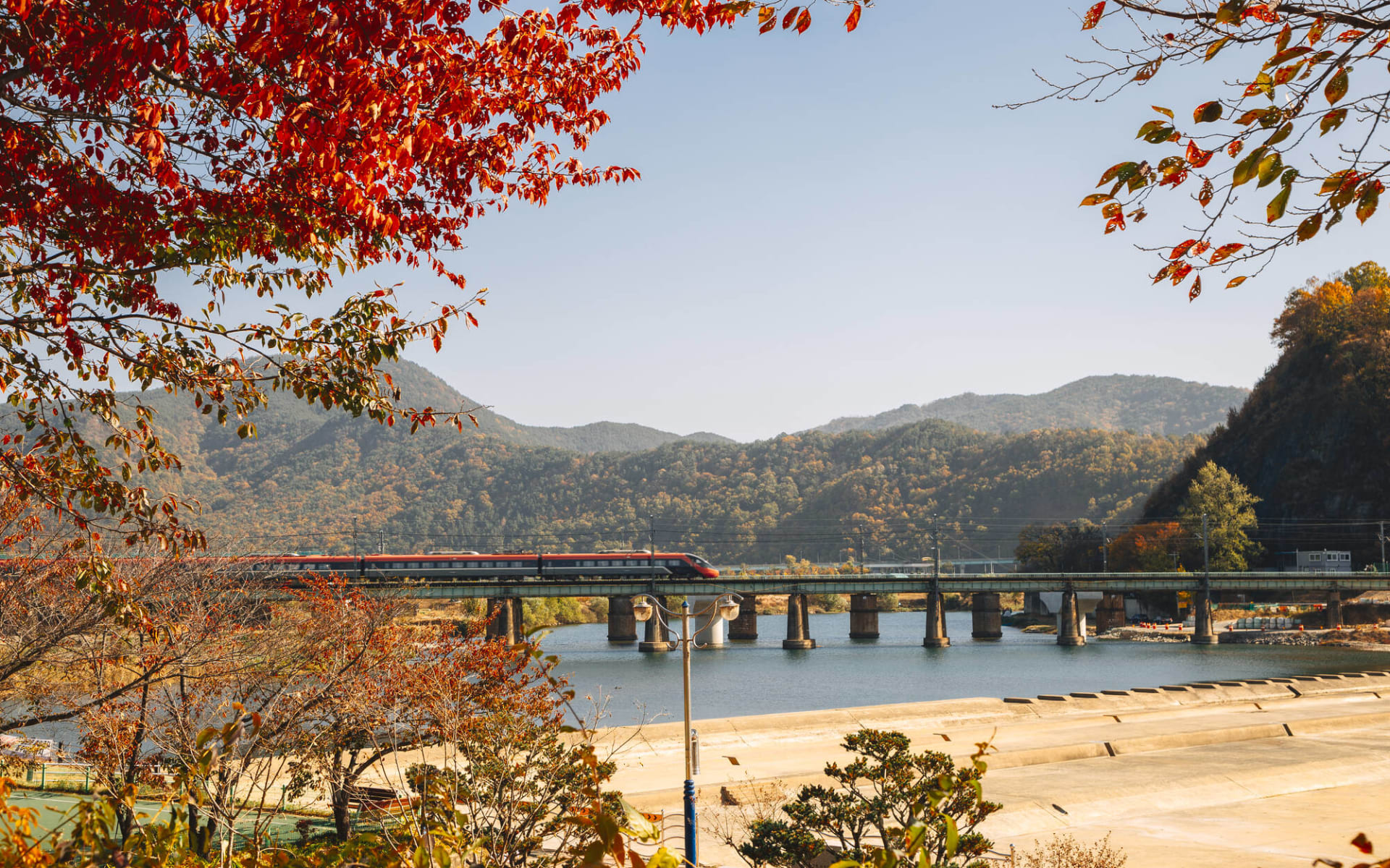 Südkorea Kompakt auf Schienen ab Seoul: High speed train through autumn landscape