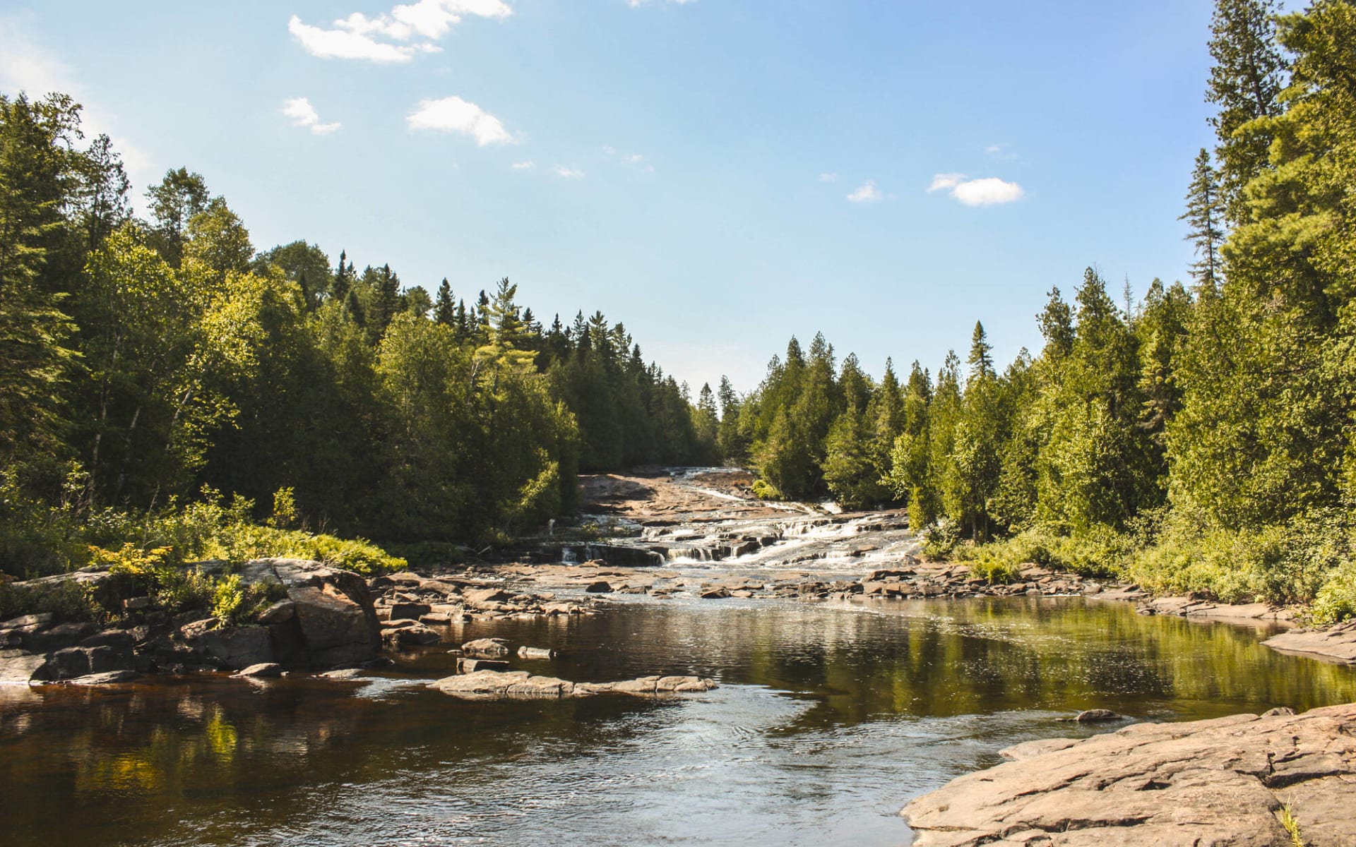 Übernachten bei den Wölfen im Parc Oméga ab Montebello: Kanada - Mauricie NP - Wasserfall mündet in Fluss