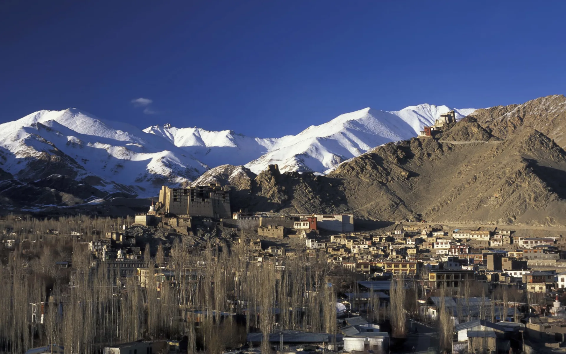 Die spektakuläre Bergwelt von Ladakh ab Leh: Leh: in winter time Die spektakuläre Bergwelt von Ladakh ab Leh: Leh: in winter time