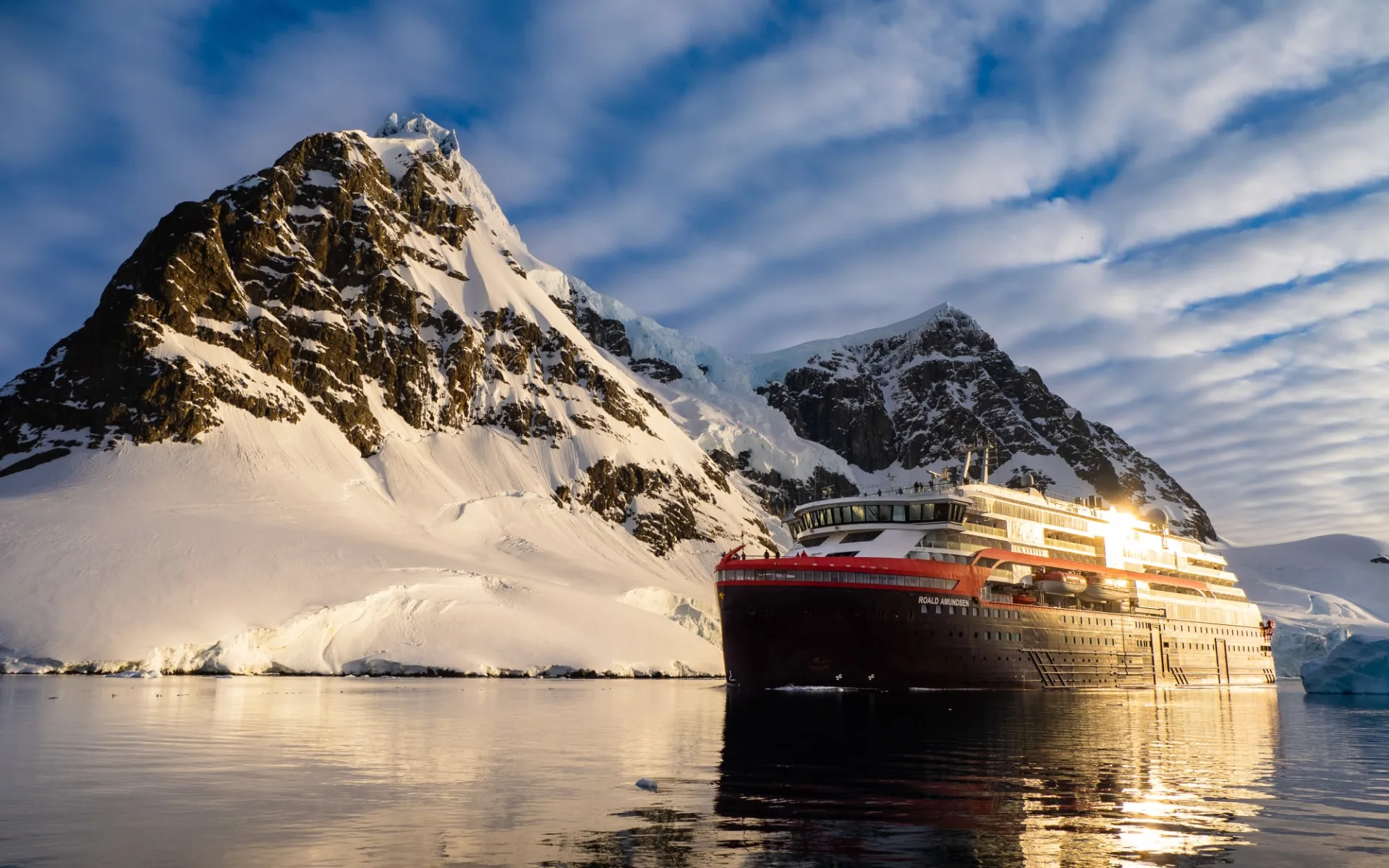 Höhepunkte der Antarktis ab Buenos Aires: Lemaire_Channel_Antarctica_HGR_161037_Photo_Espen_Mills