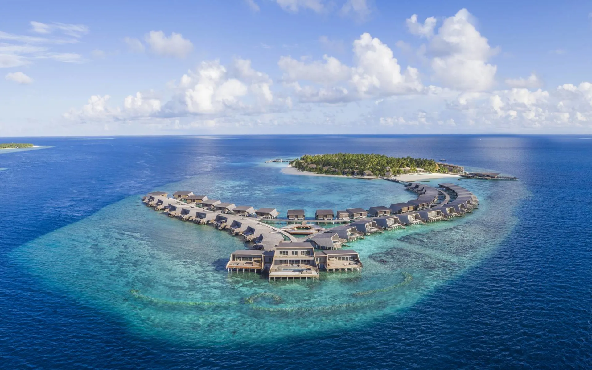 The St. Regis Maldives Vommuli Resort in Dhaalu-Atoll: exterior: The St. Regis Maldives Vommuli Resort in Dhaalu-Atoll: exterior: