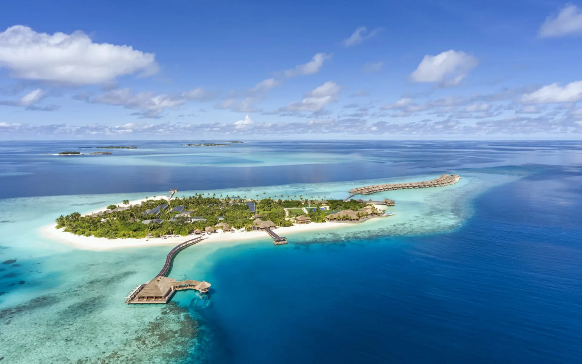 Hurawalhi Island Resort in Lhaviyani-Atoll: exterior: Hurawalhi Island Resort in Lhaviyani-Atoll: exterior: