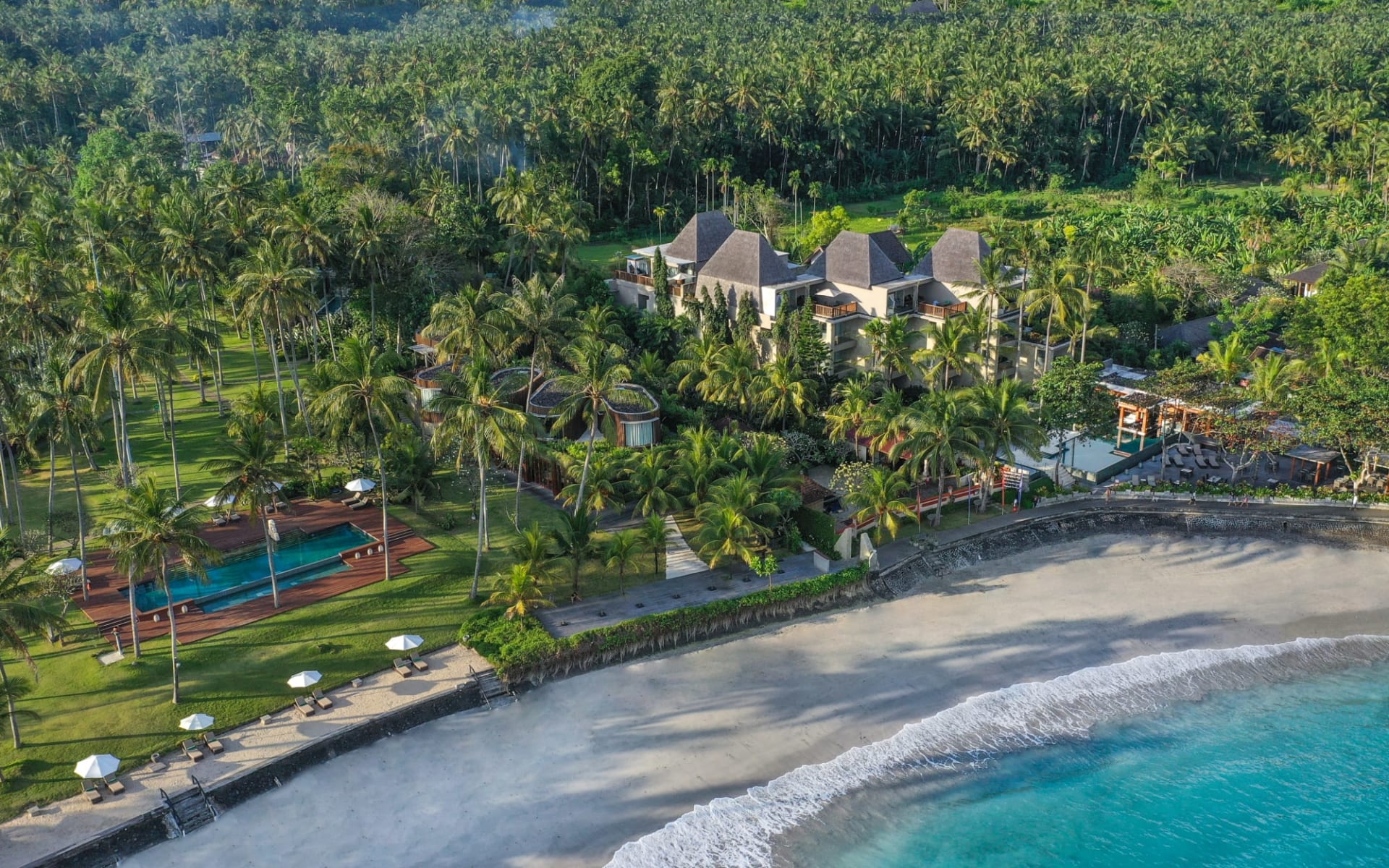 Candi Beach Resort & Spa in Ostbali: Aerial beachfront view Candi Beach Resort & Spa in Ostbali: Aerial beachfront view
